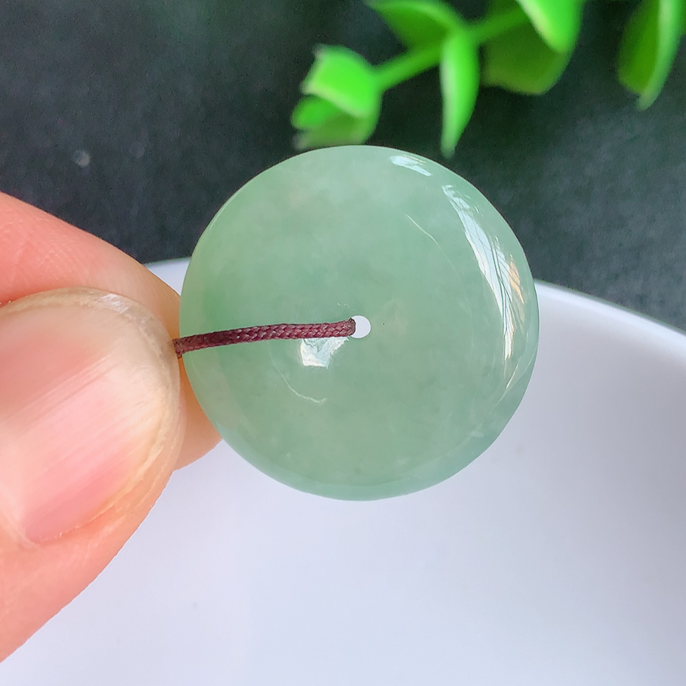 冰润平安扣吊坠，厚装饱满，冰润剔透，细腻水足，种质润泽，飘花灵动，佩戴优雅大气，W357.31   