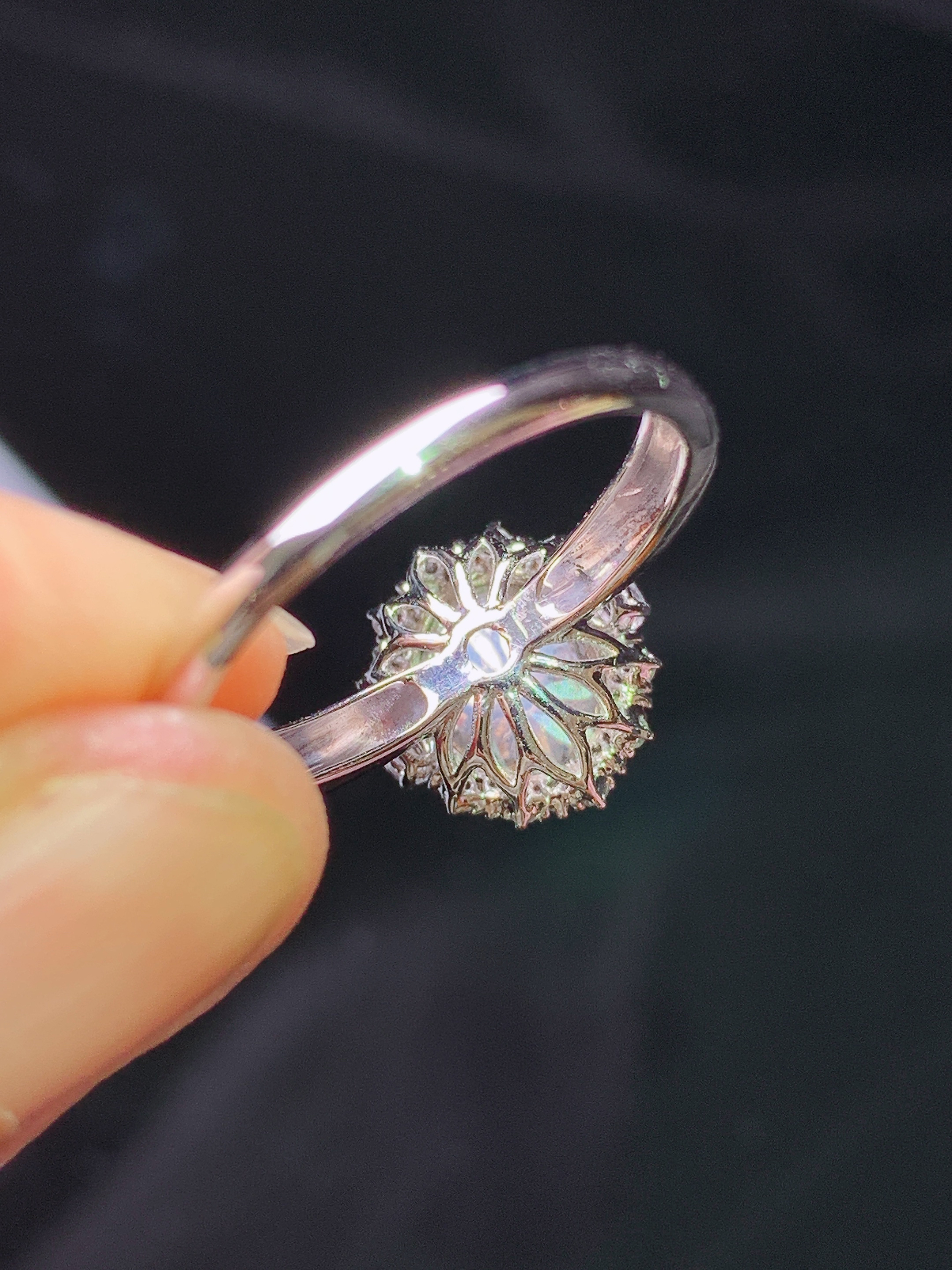 18k金钻镶嵌翠绿蛋面戒指 玉质细腻 色泽艳丽清新 水润亮眼 圈口14.5 整体尺寸11.3*10.5*8j2