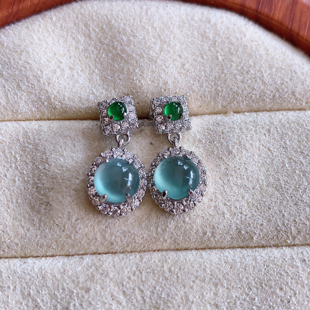 冰晴水翡翠925银镶嵌耳钉，自然光实拍，翠色灵动，颜色漂亮，种老水足，品相佳，佩戴佳品！W502.3