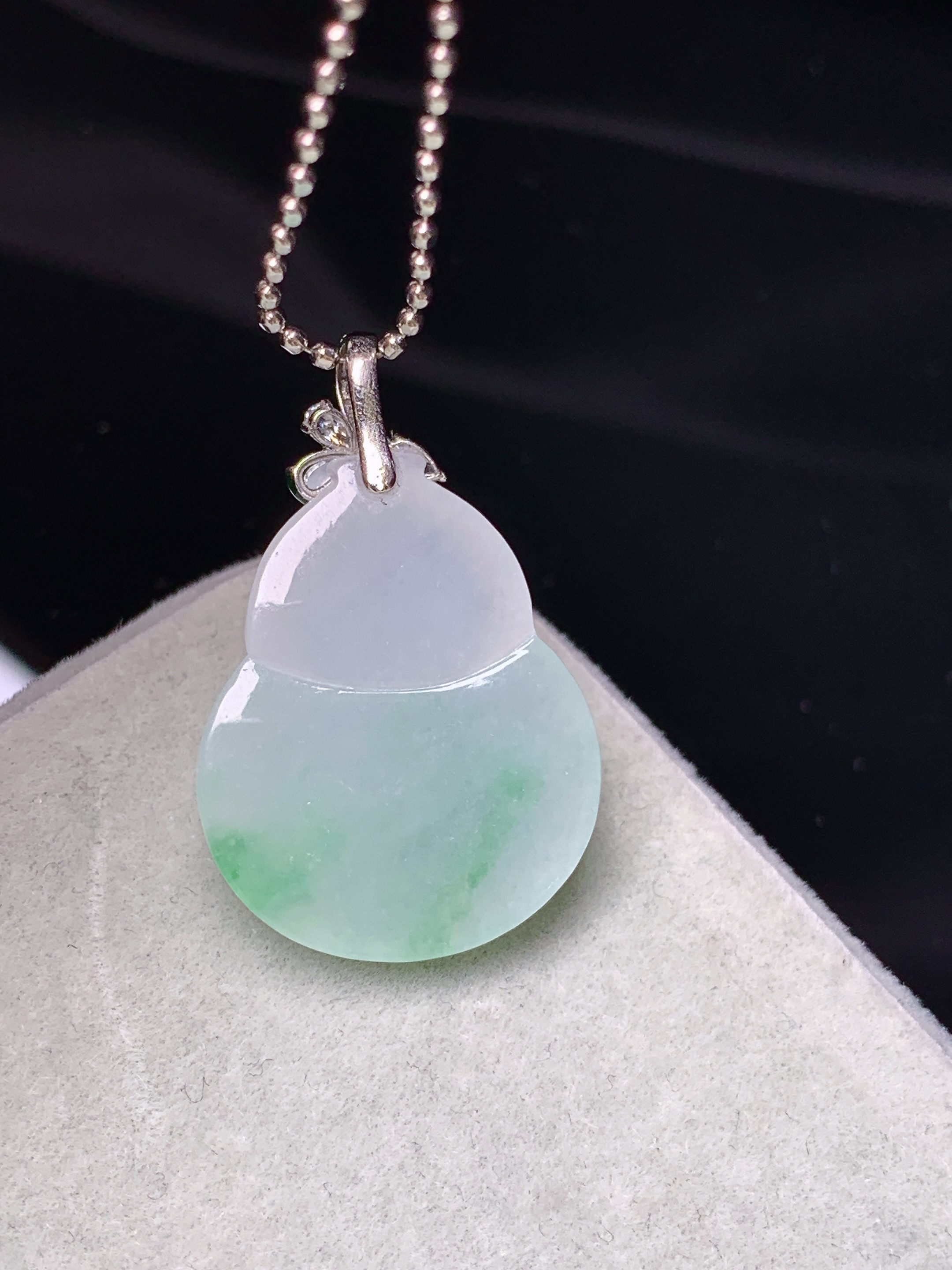 18k金钻镶嵌飘绿葫芦吊坠 玉质细腻 色泽艳丽清新 水润亮眼 整体尺寸26.2*16.8*6e1