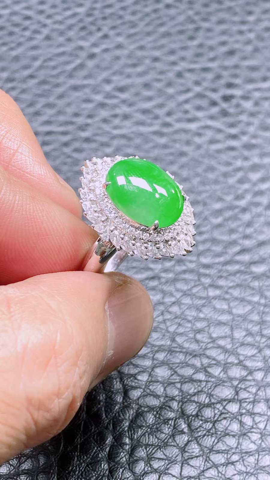 18k金镶嵌内径17mm豪华戒指！尺寸:镶嵌后: 镶21-16-10 裸石:12.4-10