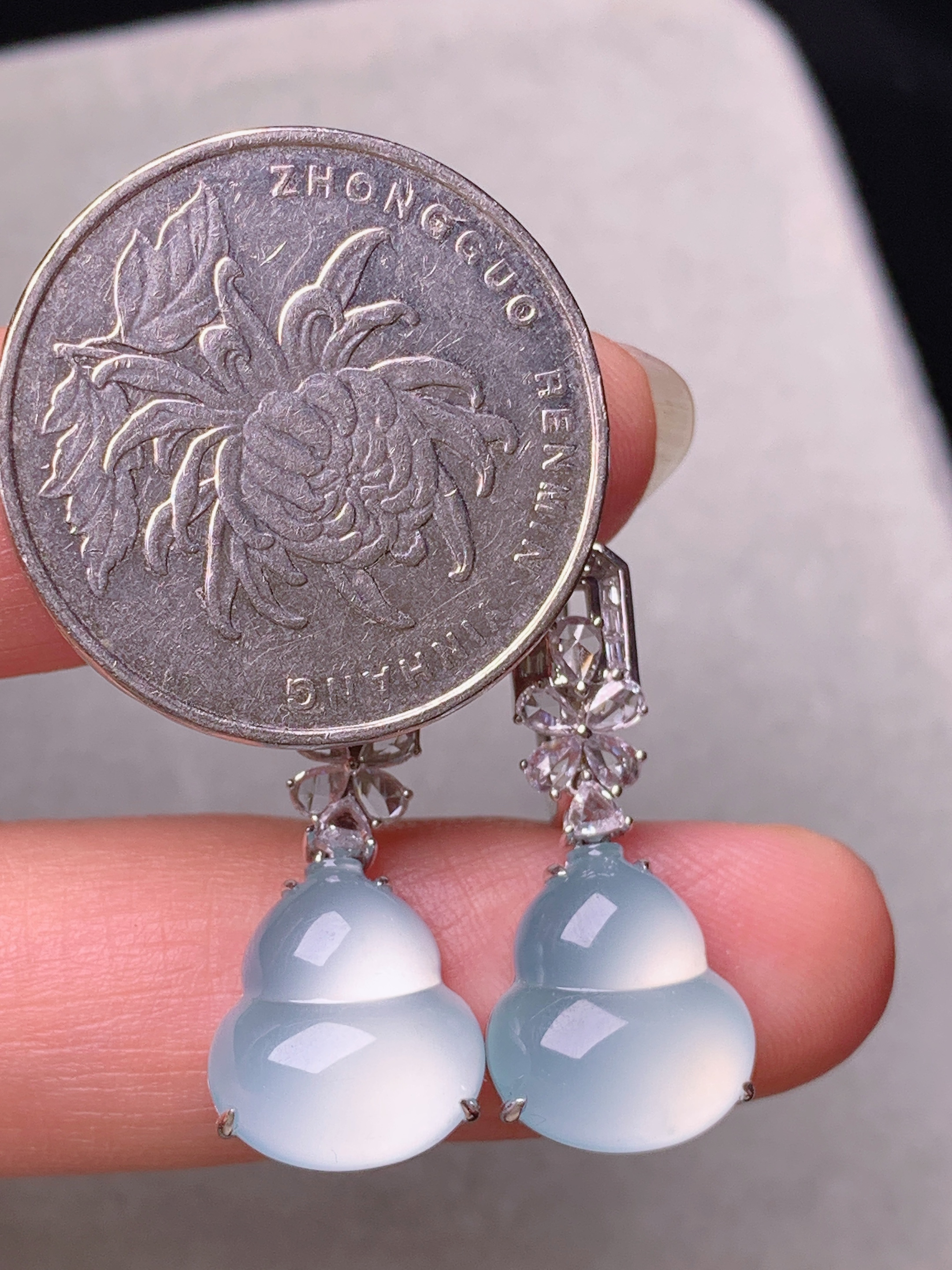 18k金钻镶嵌冰种葫芦耳坠 玉质细腻 色泽艳丽清新 水润亮眼 整体尺寸25.5*11.2*5.3m5