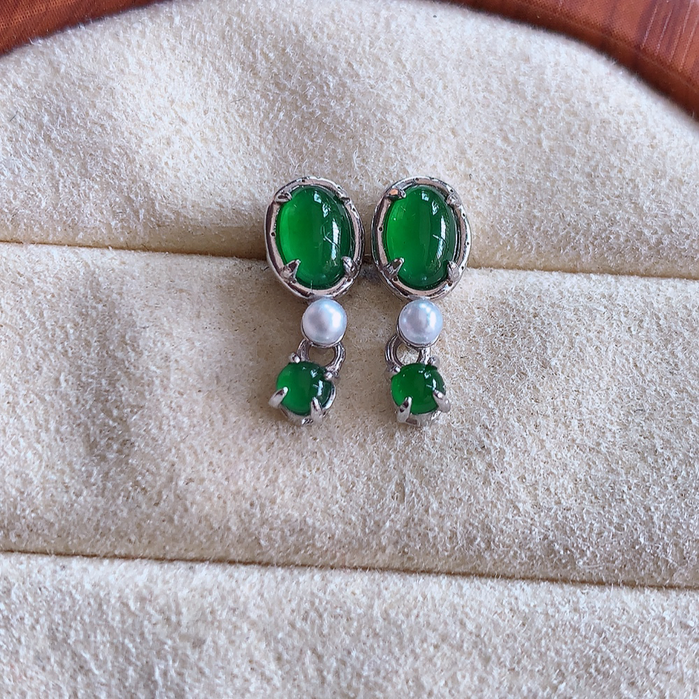 冰满绿翡翠925银镶嵌耳钉，自然光实拍，翠色灵动，颜色漂亮，种老水足，品相佳，佩戴佳品！W502.3