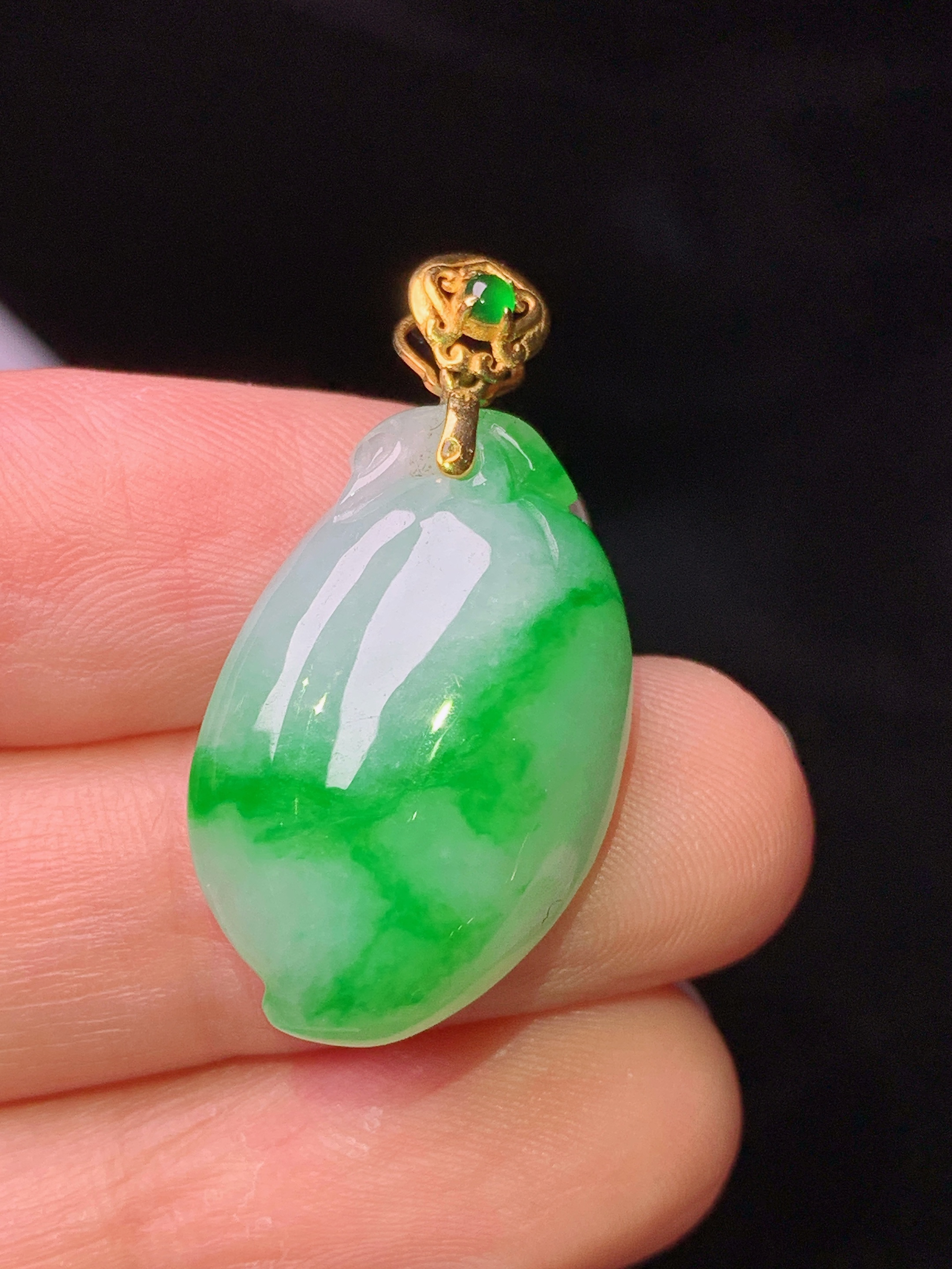 18k金镶嵌飘绿福瓜吊坠 玉质细腻 色泽艳丽清新 水润亮眼 整体尺寸30.5*15.2*8z1