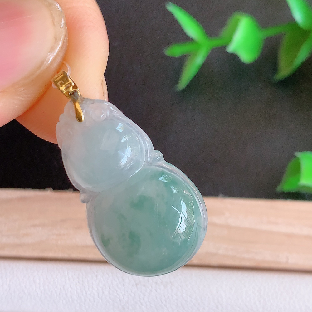 18k金扣冰润飘花葫芦翡翠吊坠  寓意“福禄双全，加官进爵，财源滚滚” 莹润通透，抱满大气  清新脱俗    W49.31 尺寸：26-15.3-5.5mm