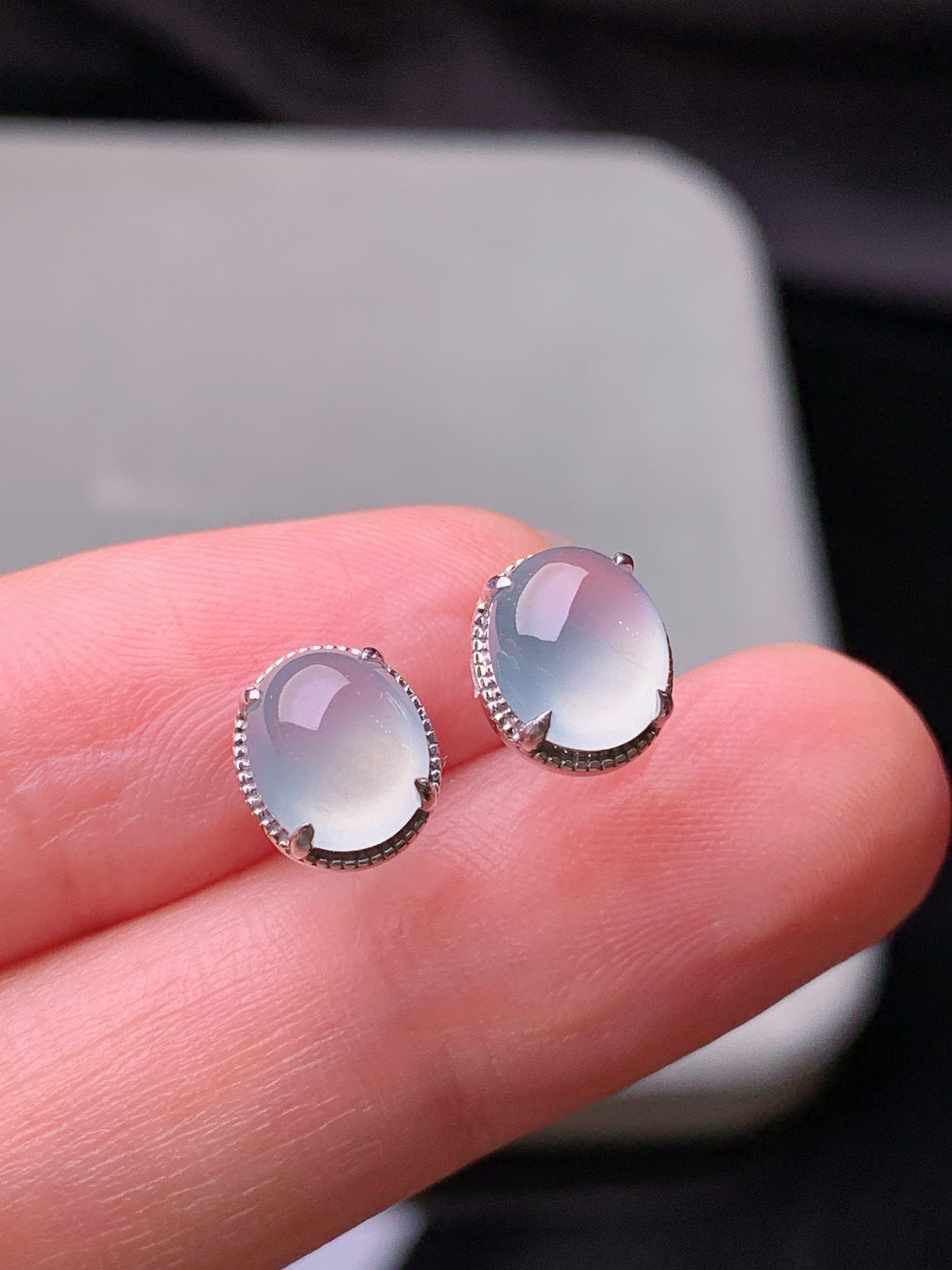 18k金镶嵌冰种蛋面耳钉 玉质细腻 色泽艳丽清新 水润亮眼 整体尺寸8.5*7.5*4.8j2