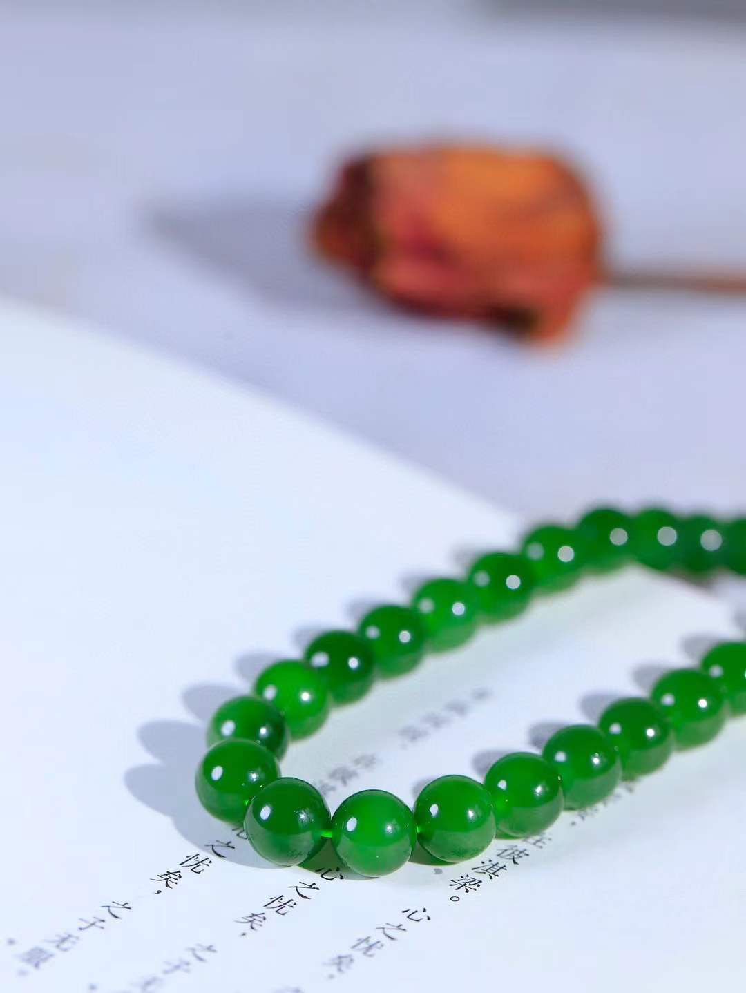 【珠圆玉润.项链】

精品和田玉碧玉珠圆玉润项链。这串碧玉项链垂落颈间，如把一汪春山绿意轻挽在身。玉色温润，每一颗圆珠都裹着圆满如意的期许，仿金扣轻缀，不事张扬却自有风骨。日常佩戴，是与草木同息的诗意，也是藏在细节里的安然与欢喜。重69.5克  尺寸取一9.6mm  21343066T