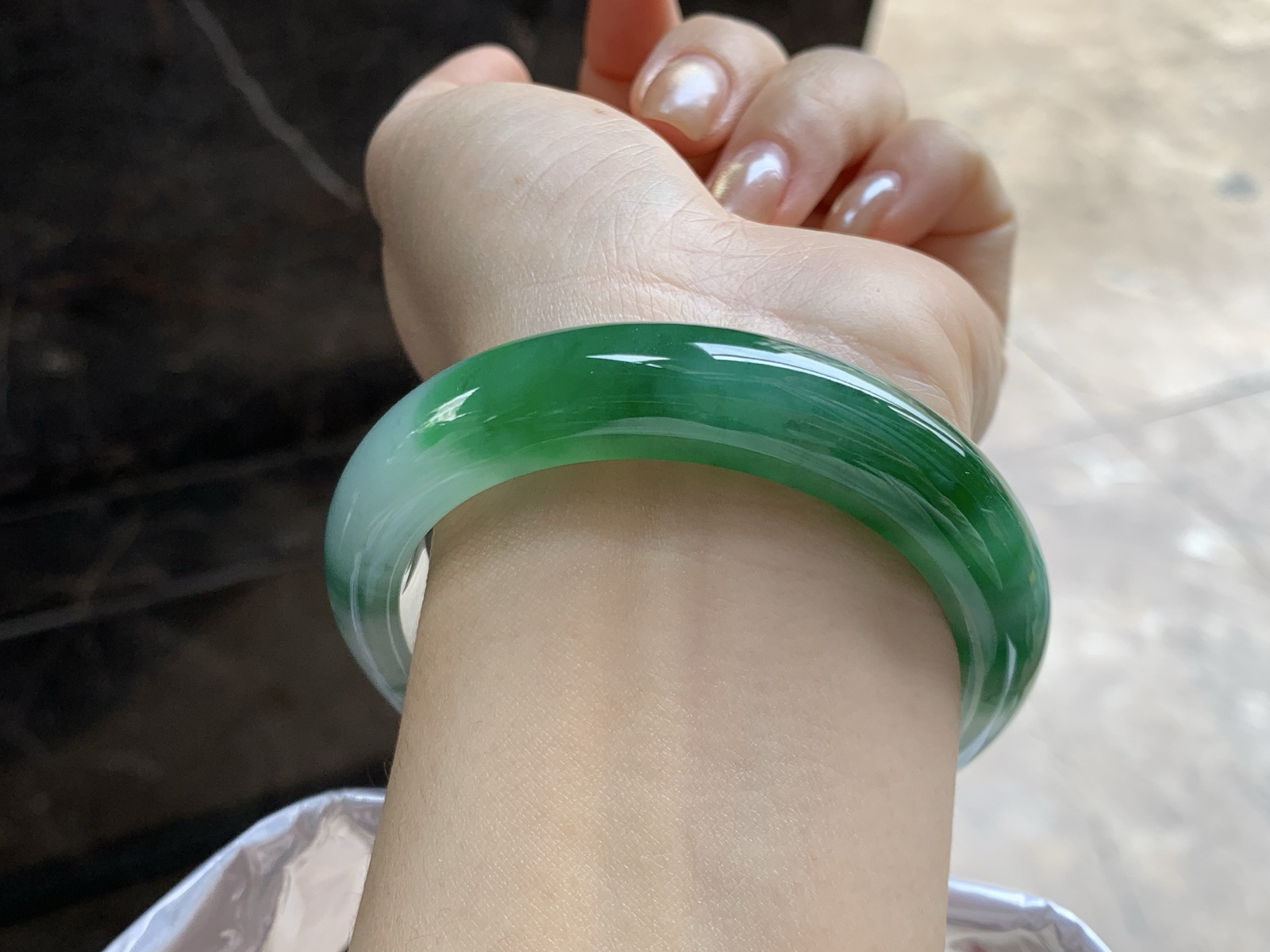 55.5-12.1-8.9

辣绿色手镯^_^有种有色～绿色浓郁漂亮