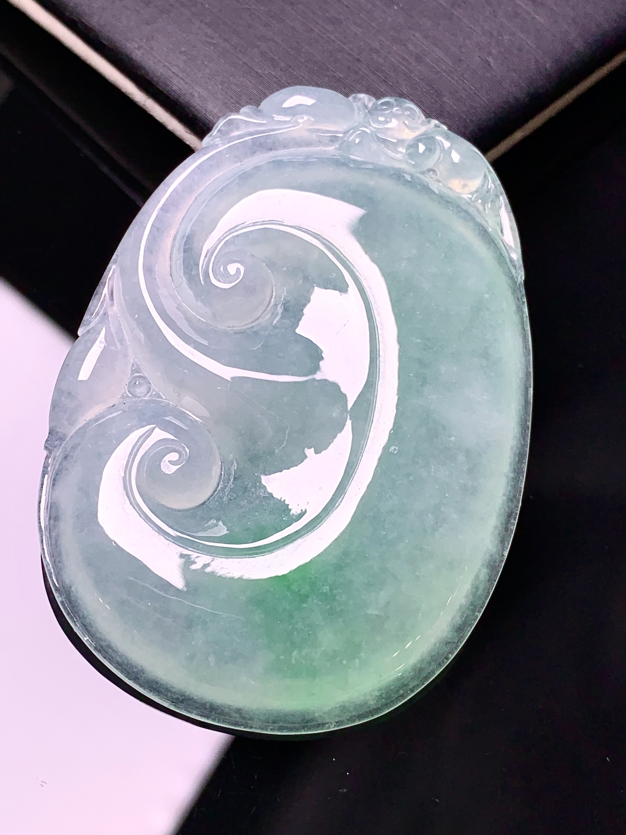 飘绿如意吊坠 玉质细腻 色泽艳丽清新 水润亮眼 整体尺寸52.5*37*5.8a2