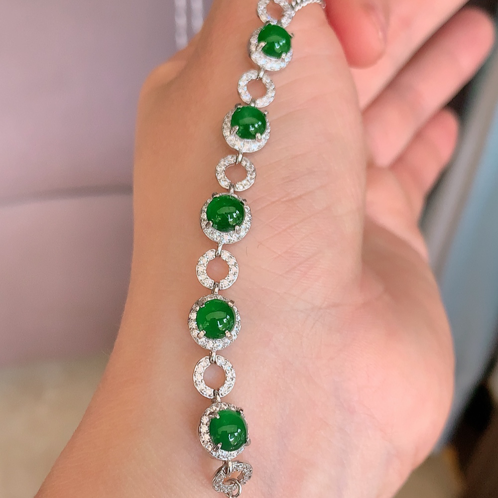 冰润满绿翡翠蛋面手链，水水润润，珠圆玉润，颜色鲜艳，妙明清净，清秀高雅，佩戴效果优雅迷人！性价比超值 W502.31  取一尺寸：7.6-5mm    裸石尺寸：5.5mm