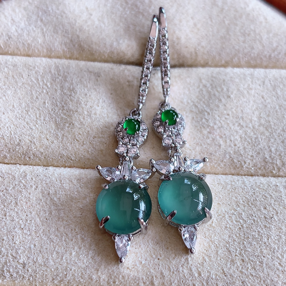 冰晴水翡翠925银镶嵌耳钉，自然光实拍，翠色灵动，颜色漂亮，种老水足，品相佳，佩戴佳品！W502.31  取一整体尺寸：23.5-8.4-4.8mm  裸石尺寸：7.5mm