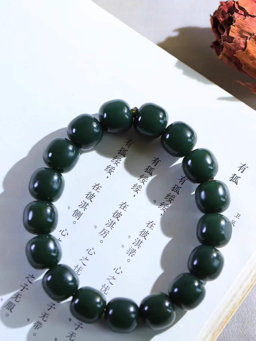 （老型珠.手串）

新疆和田青花籽料老型珠手串，玉质细腻油润 饱满光滑 质朴无华，悠远简单，人心境界远，百世修炼深，心灵常驻善意持，觉悟人生百世修。重61.6克    尺寸取一12.2-12.9mm    10352700A