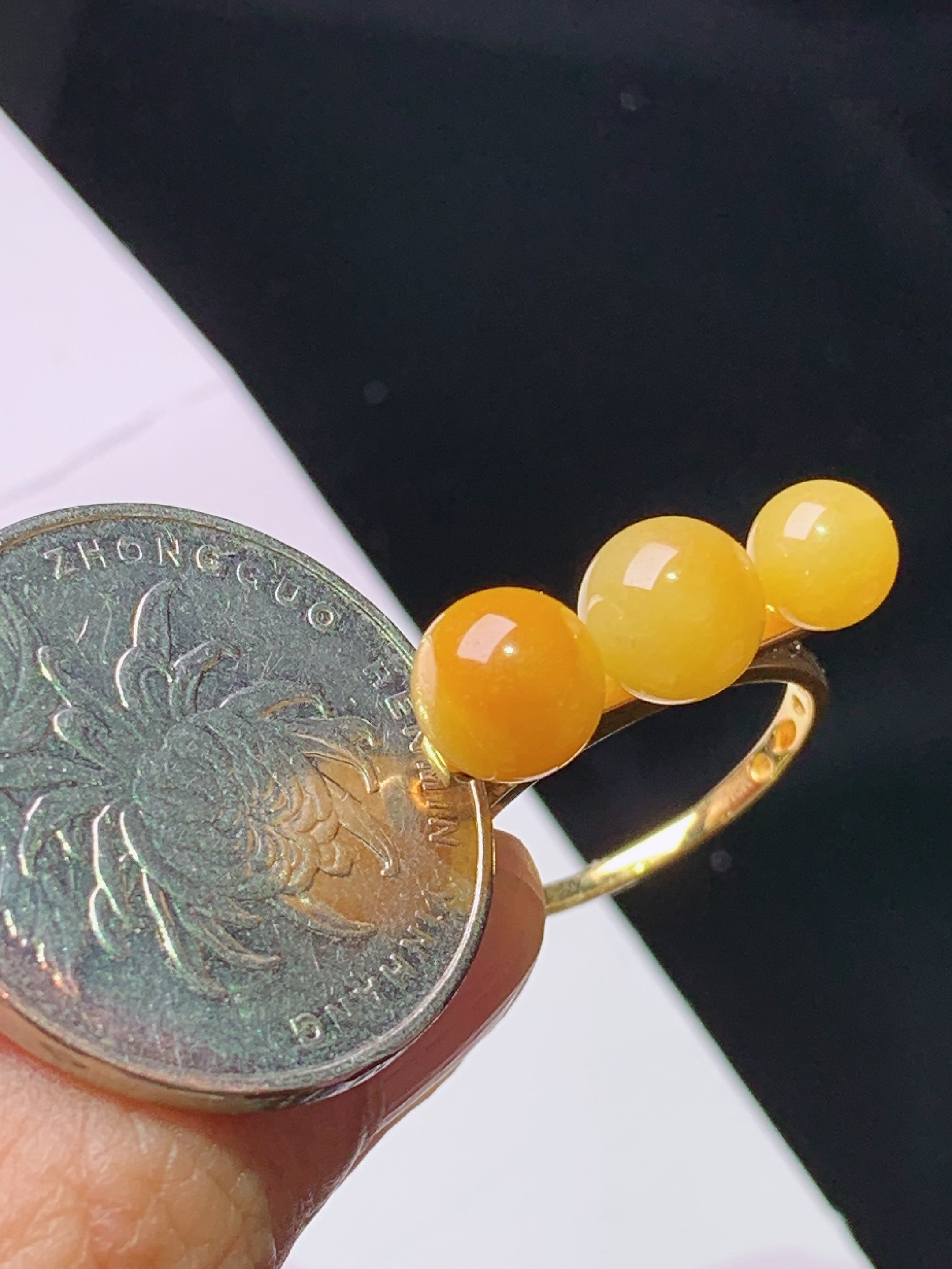 18k金镶嵌黄翡圆珠戒指 玉质细腻 色泽艳丽清新 水润亮眼 圈口14 整体尺寸7.3b1