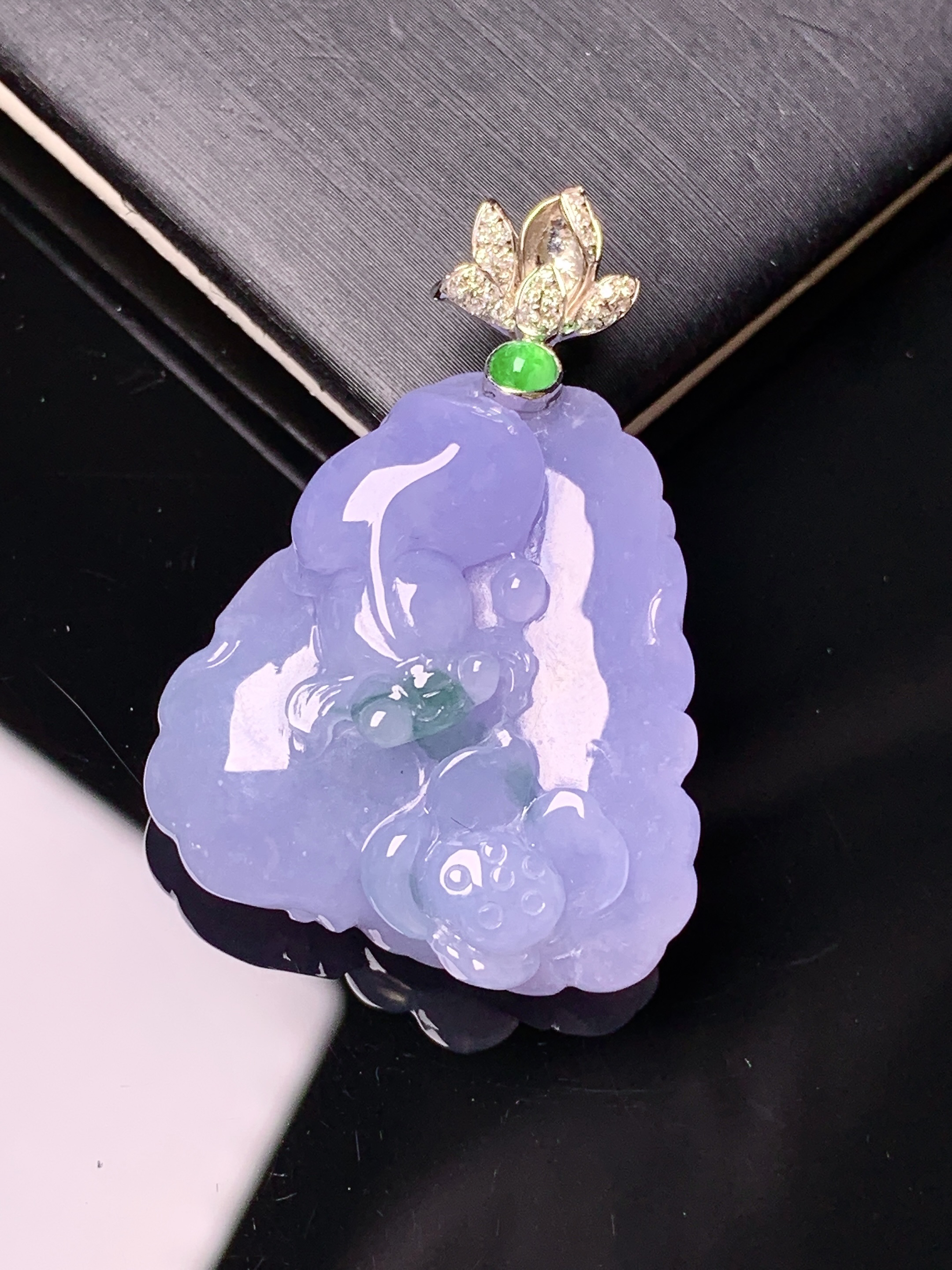 18k金钻镶嵌紫罗兰荷叶鱼吊坠 玉质细腻 色泽艳丽清新 水润亮眼 整体尺寸36.2*25.2*9.5b1