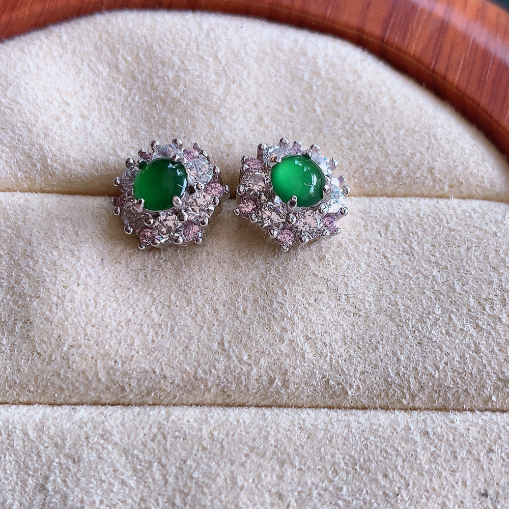 冰满绿翡翠925银镶嵌耳钉，自然光实拍，翠色灵动，颜色漂亮，种老水足，品相佳，佩戴佳品！W502.31  取一整体尺寸：10-5.8mm  裸石尺寸：4.6mm