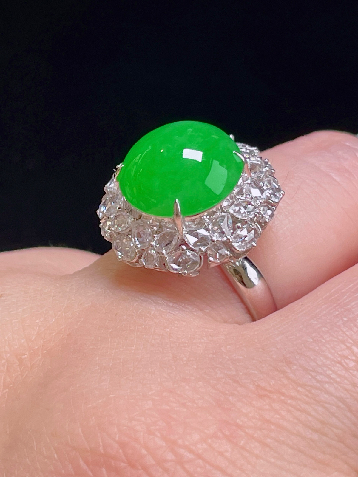 满绿戒指 色绿无比 满钻镶嵌
整体：18.5/18.8/12.7
裸石：12.1/12.2。