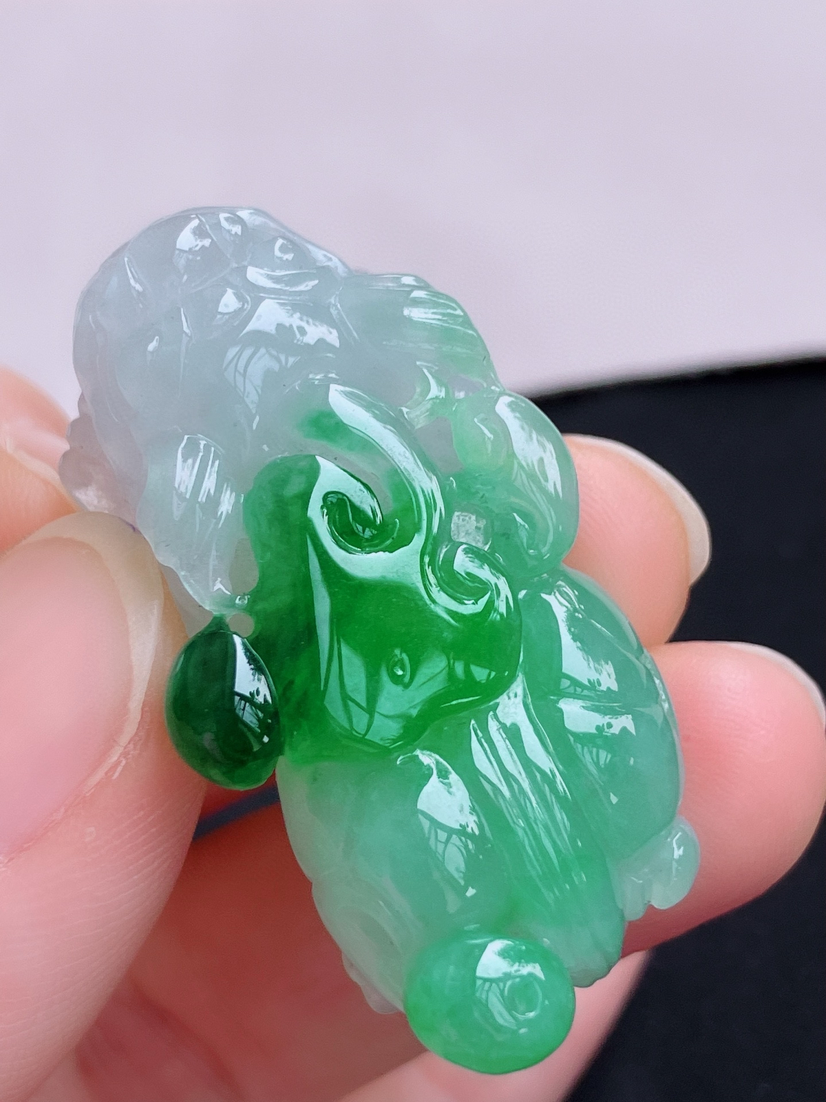 翠绿貔貅，晶莹剔透，色美清爽，尺寸38.6/18/11.8.
