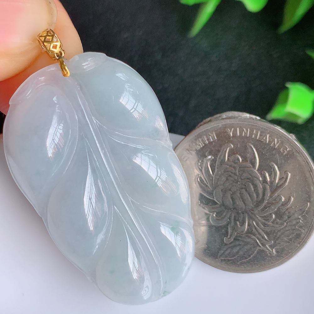 18k金扣冰润金枝玉叶翡翠吊坠  老种起胶感  飘花灵动  寓意“金枝玉叶，大业有成，一夜成名”  饱满大气，水润通透。W49.31  尺寸：39.5-23.8-5.6mm