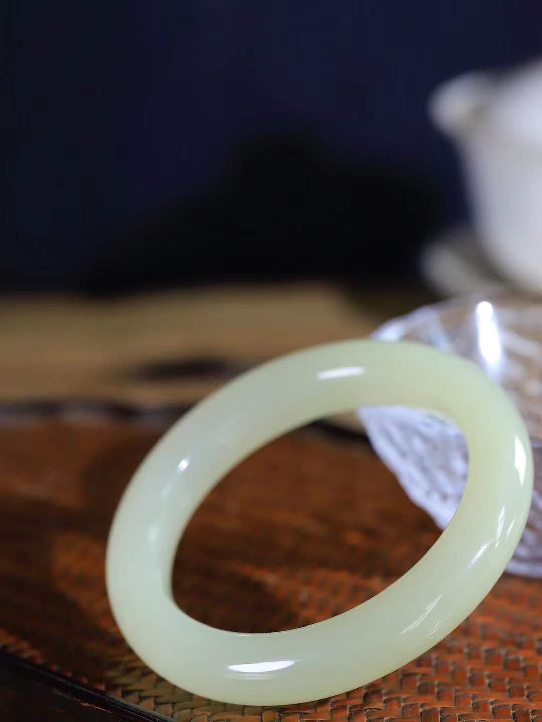 【温润于心.手镯】

精品️和田玉晴水手镯，如晴水般清澈，似晴空般纯净。每一缕纹理都诉说着大自然的