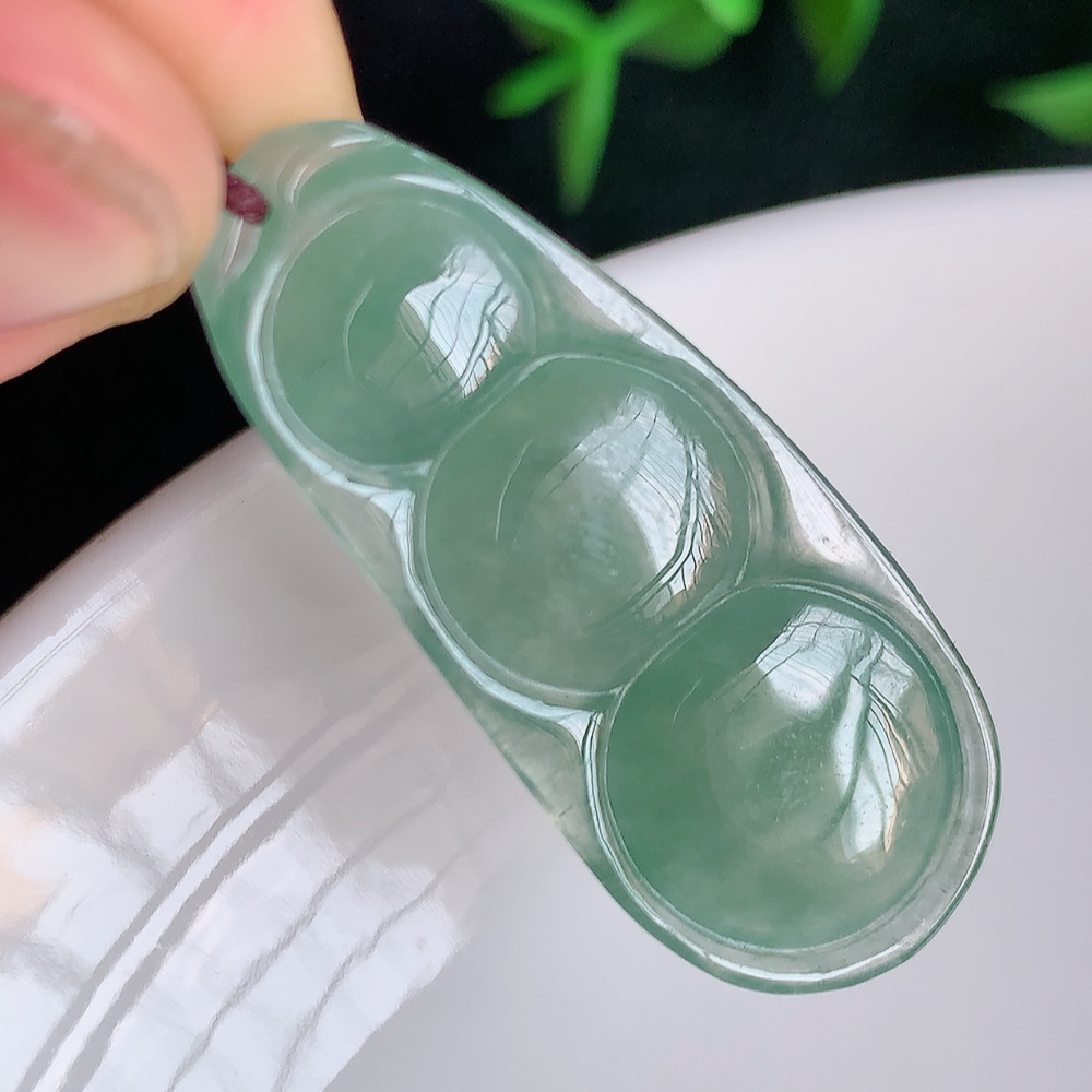 冰润福豆翡翠挂件，冰清玉洁  胶感十足  寓意“四季平安，福气满满”颜色鲜艳，清新自然，饱满通透   W357.31  尺寸：37-15-5mm