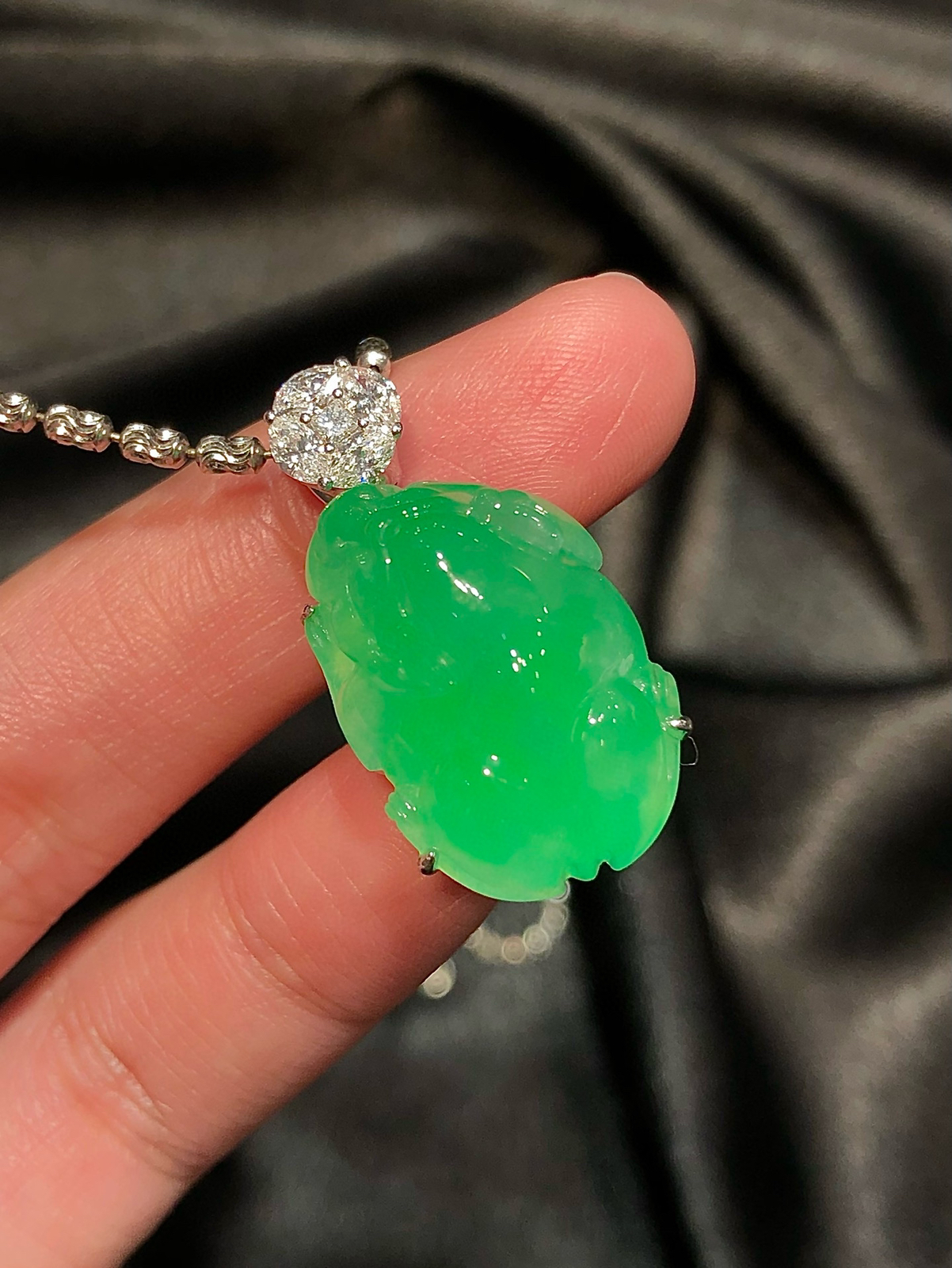 高冰阳绿貔貅吊坠 ，超级饱满厚庄，立体感十足，水润阳绿，佩戴清新怡人，甜美可爱.
整体尺寸：28.5x14.8x12