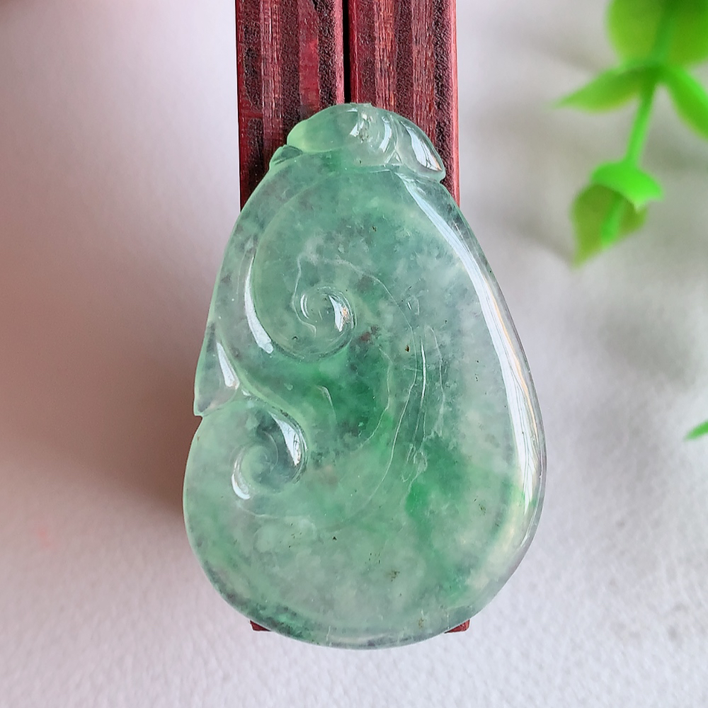 冰润飘花吉祥如意翡翠吊坠  寓意“万事如意，吉祥如意,福寿绵长 心想事成”饱满大气，通透水润  W01.31  尺寸：34.5-23.3-3mm