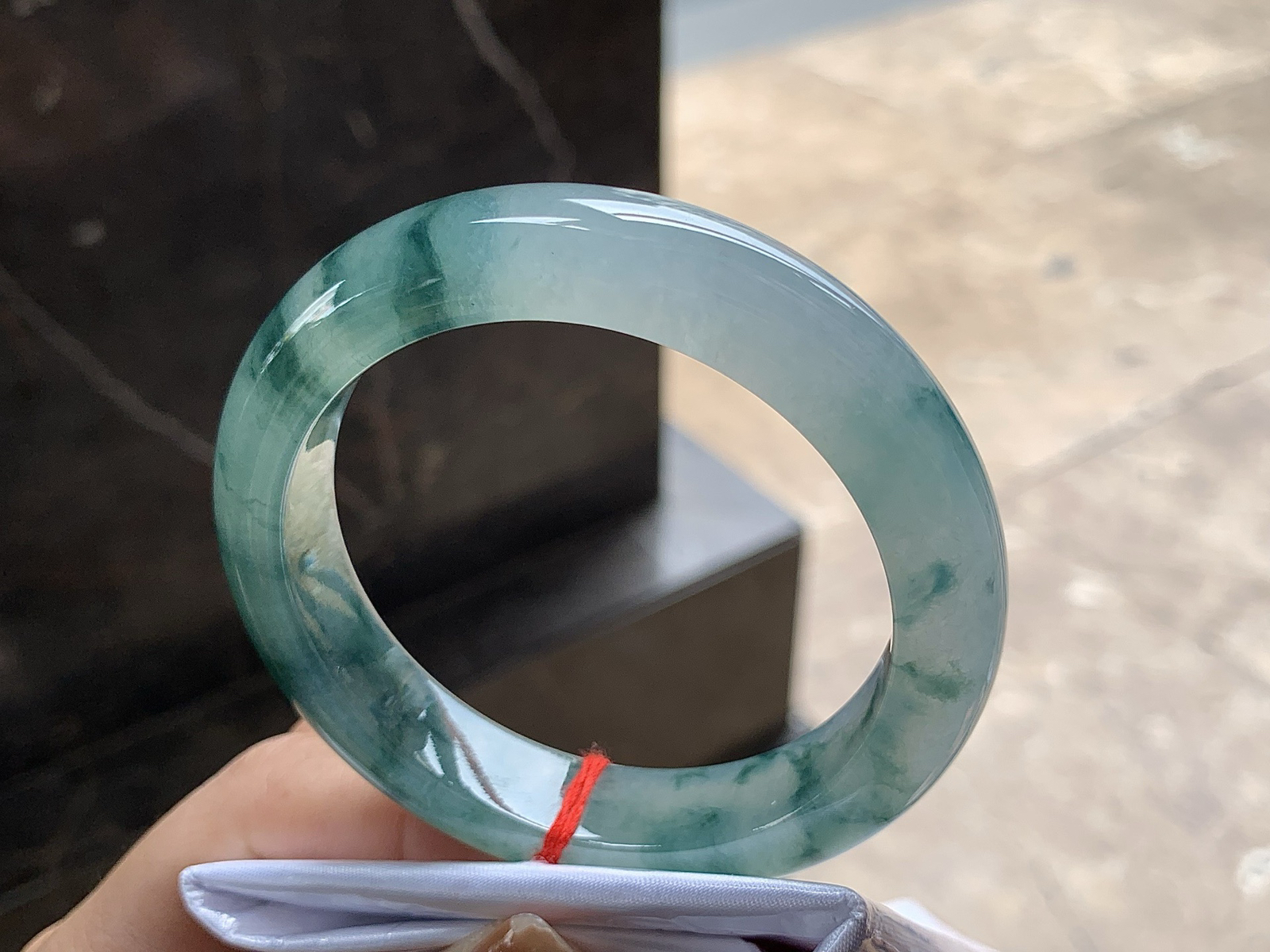 56.5-12.5-9.1

飘花手镯^_^鲜艳 玉质细腻 花色好看