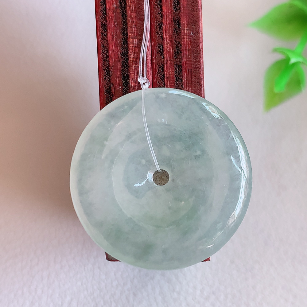 冰润平安扣吊坠，厚装饱满，冰润剔透，细腻水足，种质润泽，飘花灵动，佩戴优雅大气，W49.31   尺寸：23.3-3.8mm