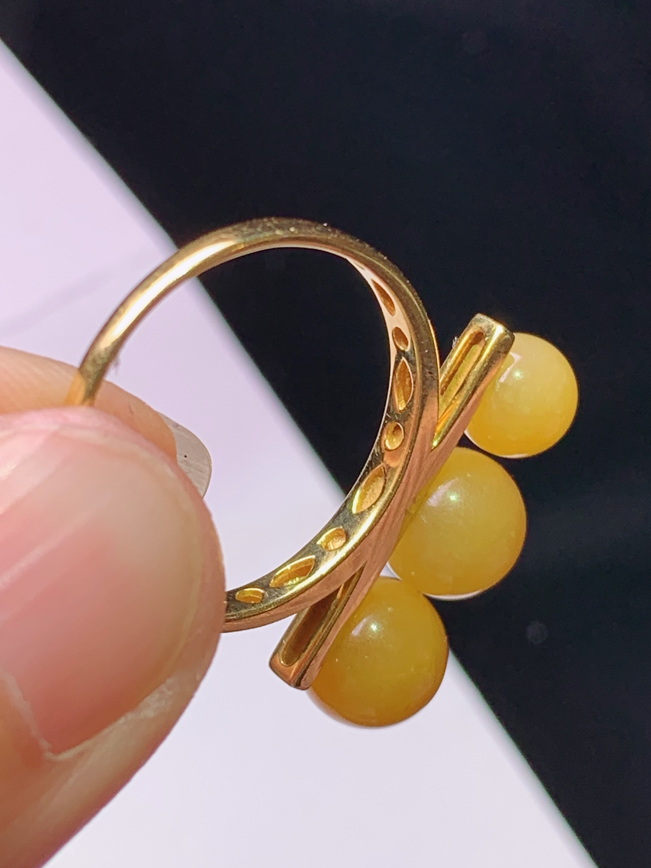 18k金镶嵌黄翡圆珠戒指 玉质细腻 色泽艳丽清新 水润亮眼 圈口14 整体尺寸7.3b1