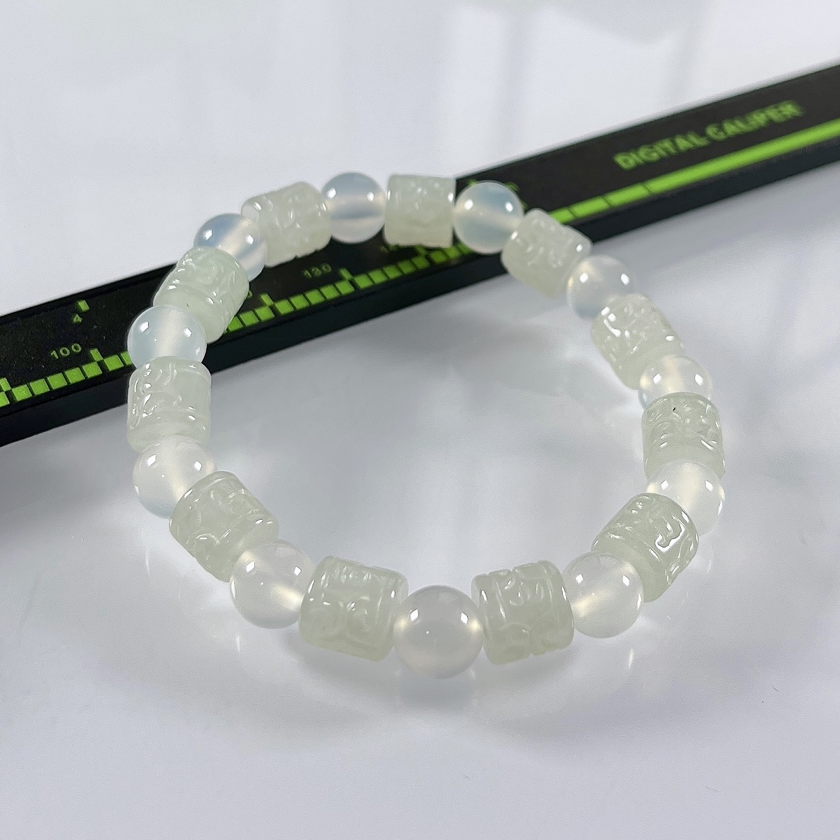 缅甸天然翡翠A货，冰种起胶六字箴言路路通手串手链，尺寸：取一7.8/8.2（直径）mm/11颗，重量