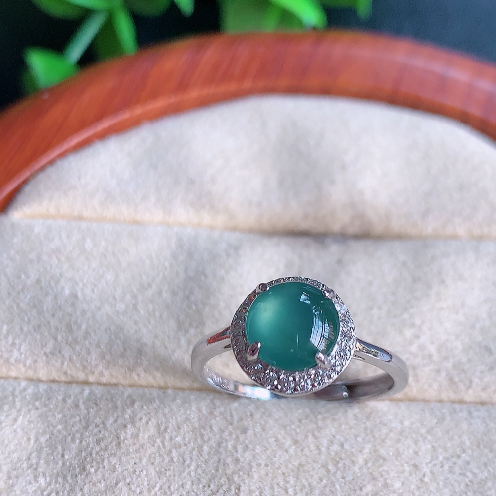 冰晴水精美环形翡翠戒指  玉质细腻  冰清玉润  飘花灵动  颜色漂亮  W481.31  内径尺寸：17-9.5-5.6mm  裸石尺寸：7mm