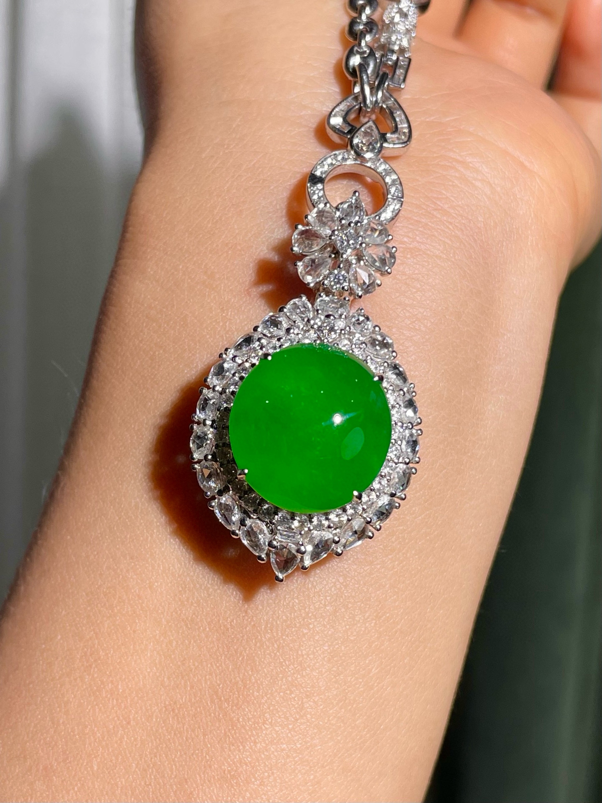 高冰种正阳绿蛋面吊坠！
裸石：16*15.5*8mm
整体：39.5*23*16mm