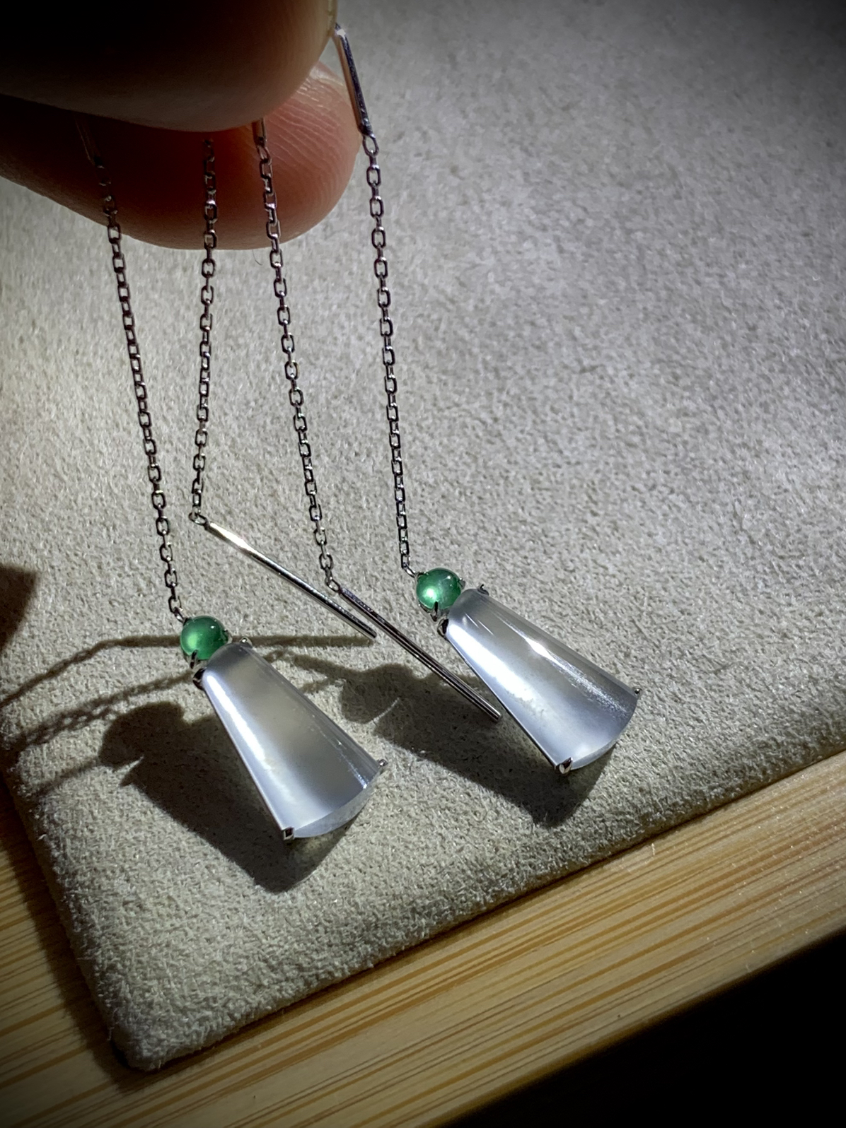 素面竹节耳线耳坠，裸石约12.5-7-3.2mm，
18K金，翡翠绿蛋面，2.31g，