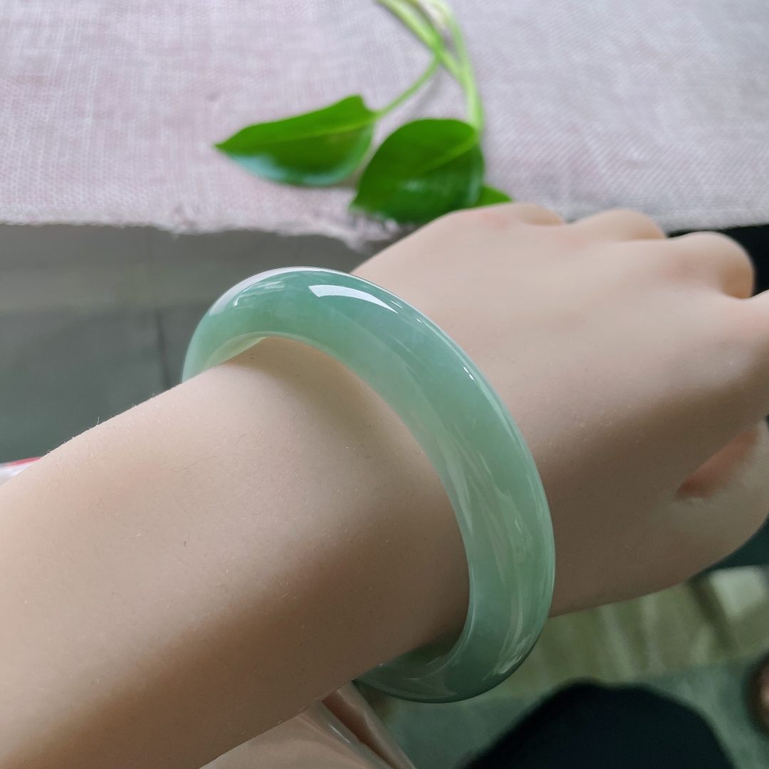 55/12.7/8.2，绿底正圈，水润，色泽均匀分布，佩戴知性，落落大方，棉线纹，″！ss49017a