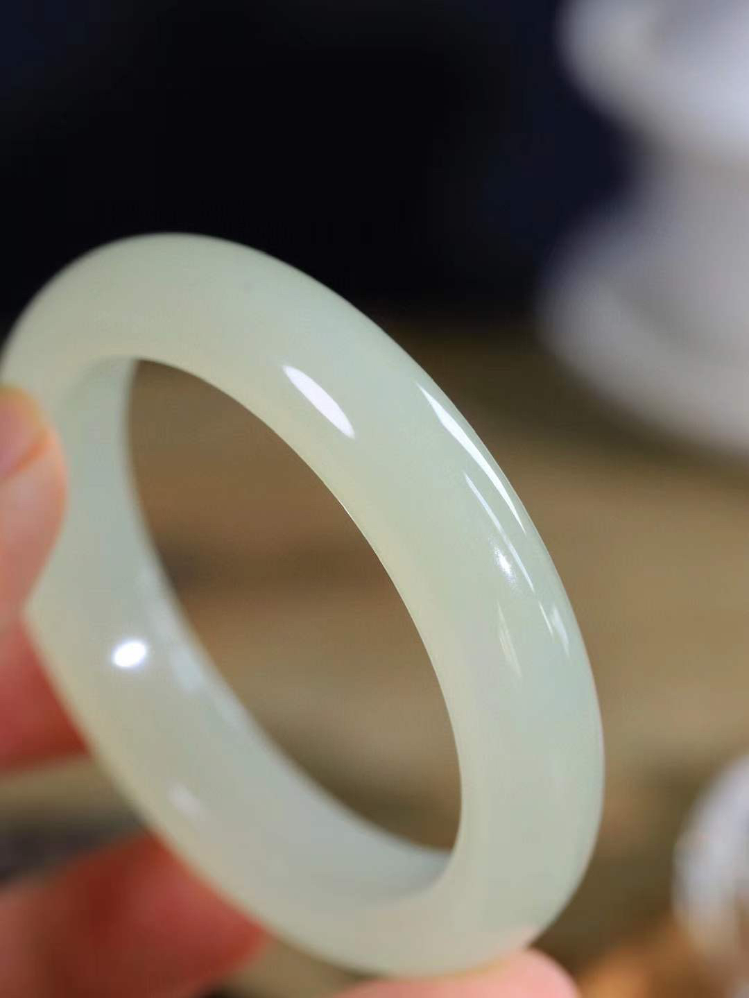 【岁月之韵.手镯】

精品和田玉晴水手镯，色泽淡雅如雨后初晴的天空，清新脱俗。手镯圆润饱满，寓意圆满和谐，承载着岁月的温柔与时光的沉淀。无论是日常佩戴还是珍藏，都是对美好生活的诗意表达。重54.5克  尺寸52.5-12.7-9.2mm  5640174T