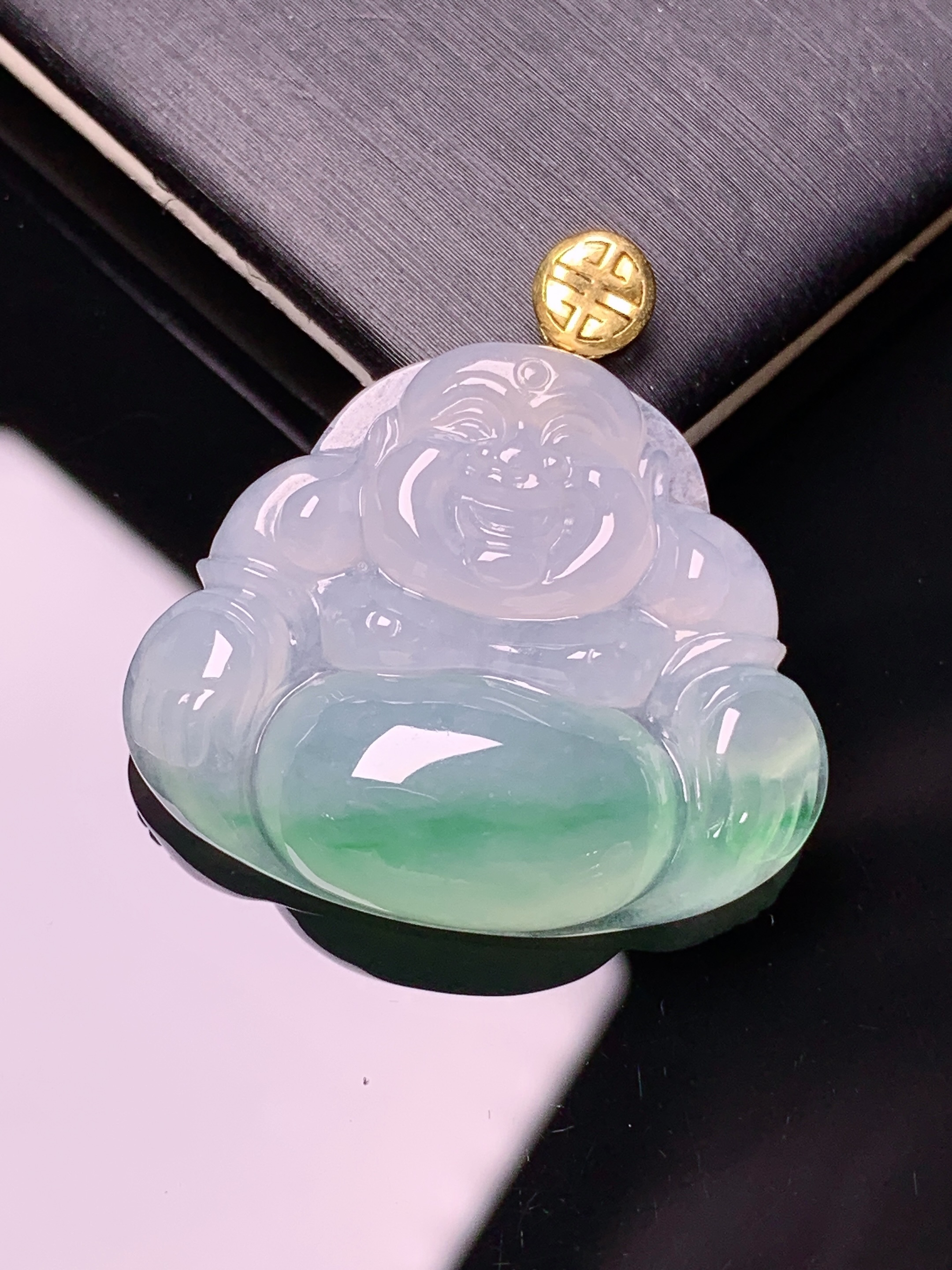 18k金镶嵌飘绿佛公吊坠 玉质细腻 色泽艳丽清新 水润亮眼 整体尺寸30.3*29.2*6.6m1