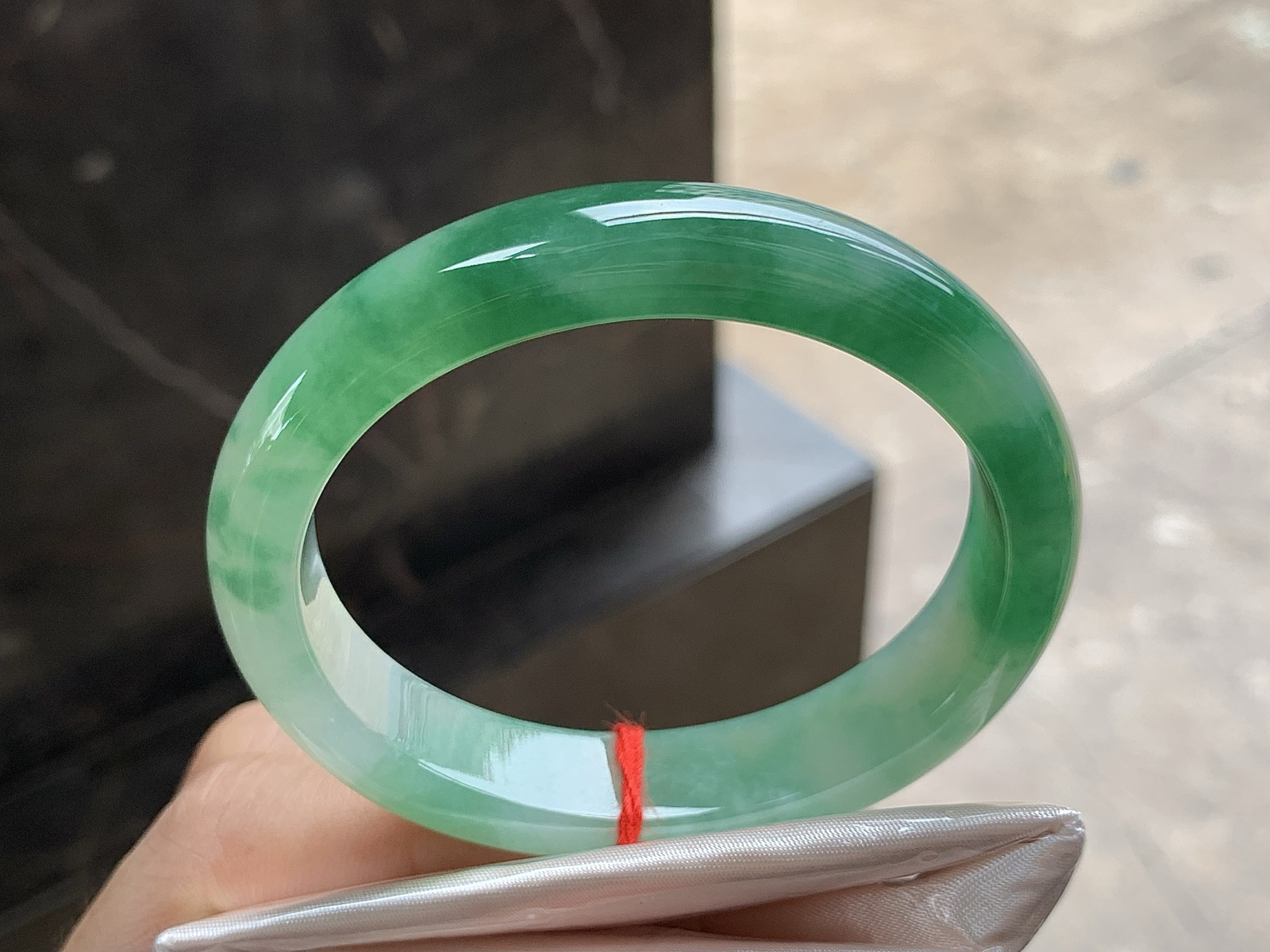 55-12.5-7.7

带色贵妃镯^_^正圈53可以带  颜色鲜艳浓郁 细腻的底子 种水好