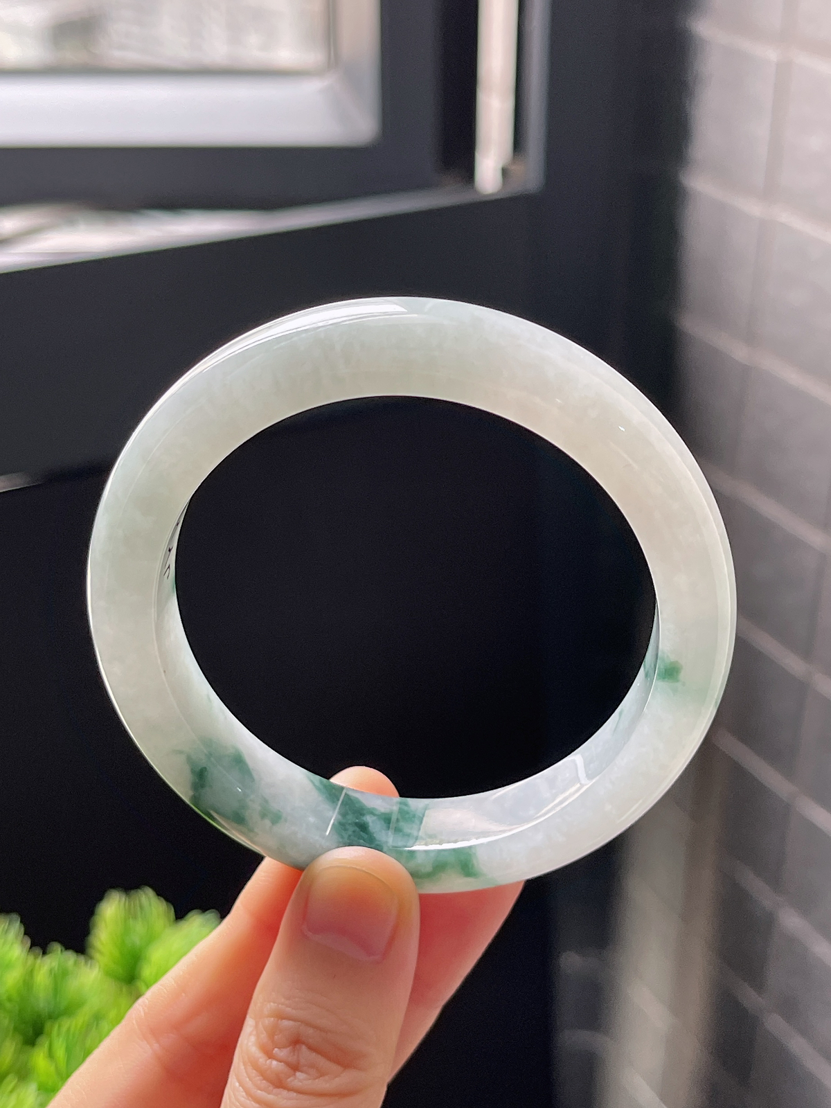 正圈56圈口，翡翠冰糯种飘绿手镯