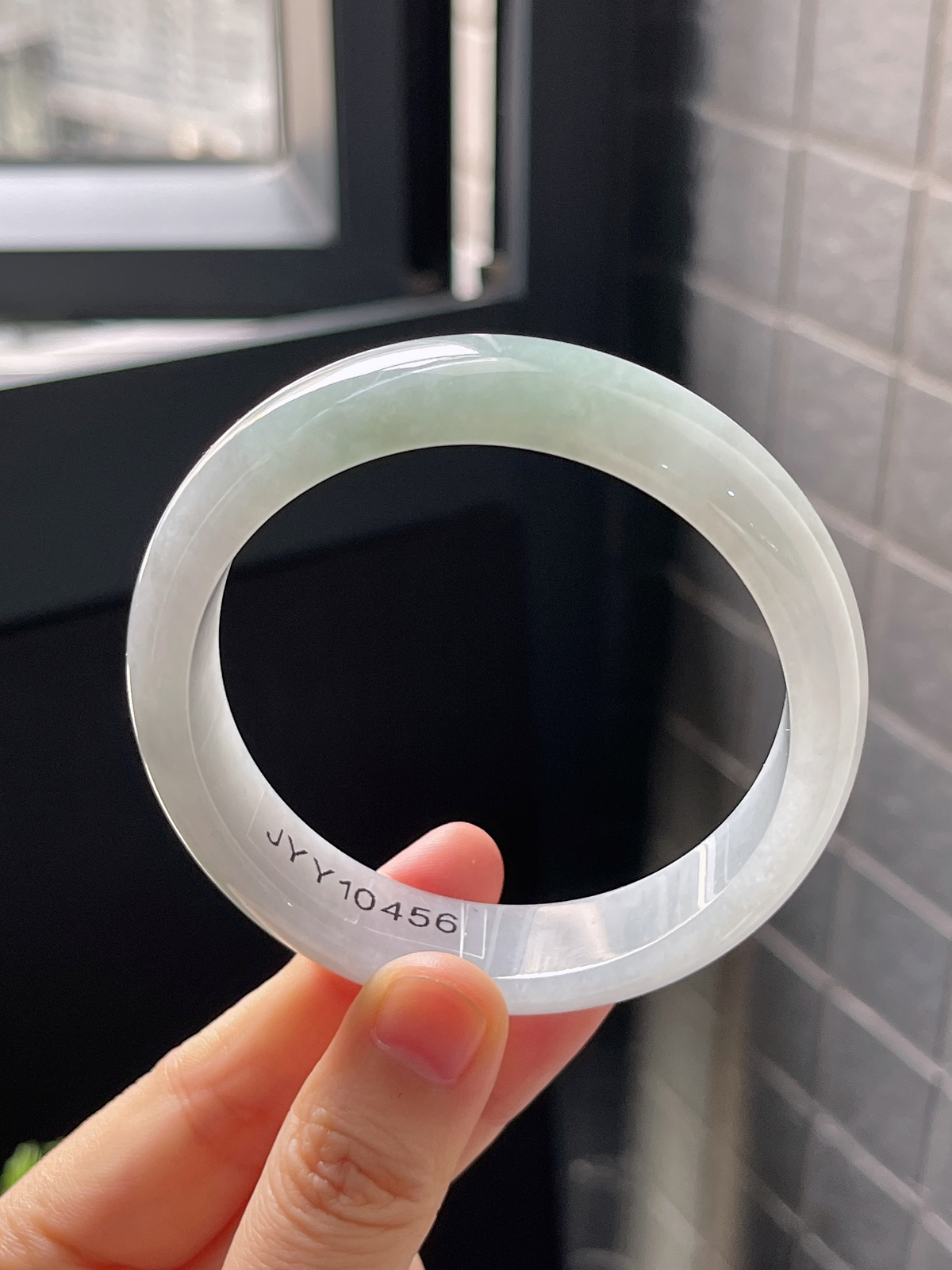 正圈57.8圈口，翡翠冰糯种淡绿色手镯