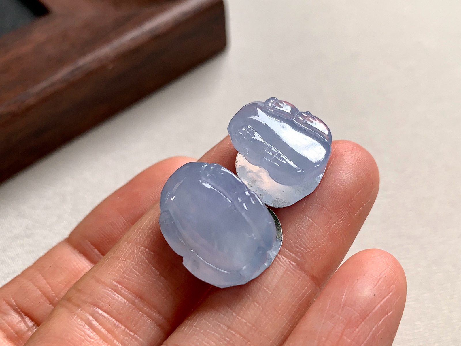 冰紫貔貅一对，形体圆润，线条流畅。
尺寸19.4×14.8×8.4/16.3×13.1×8