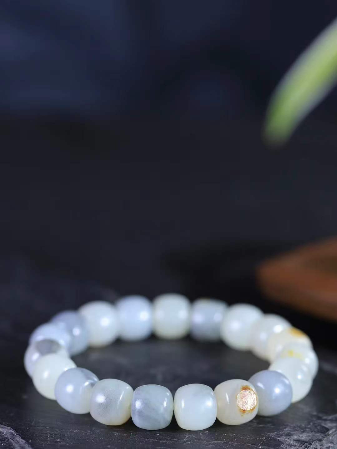 （老型珠.手串）

新疆和田青花籽料老型珠手串，玉质细腻油润 饱满光滑 质朴无华，悠远简单，人心境