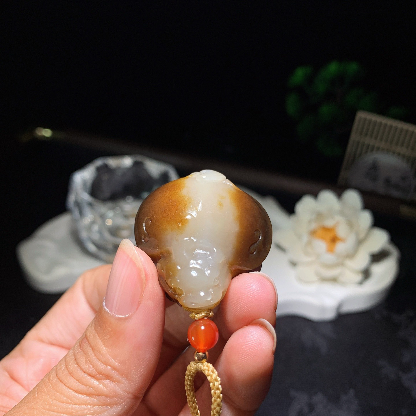 新疆和田玉且末糖龙龟挂件。尺寸34/32/17重27.5克 玉质细腻油润 底色纯净 脂粉好，品质好。lt260401