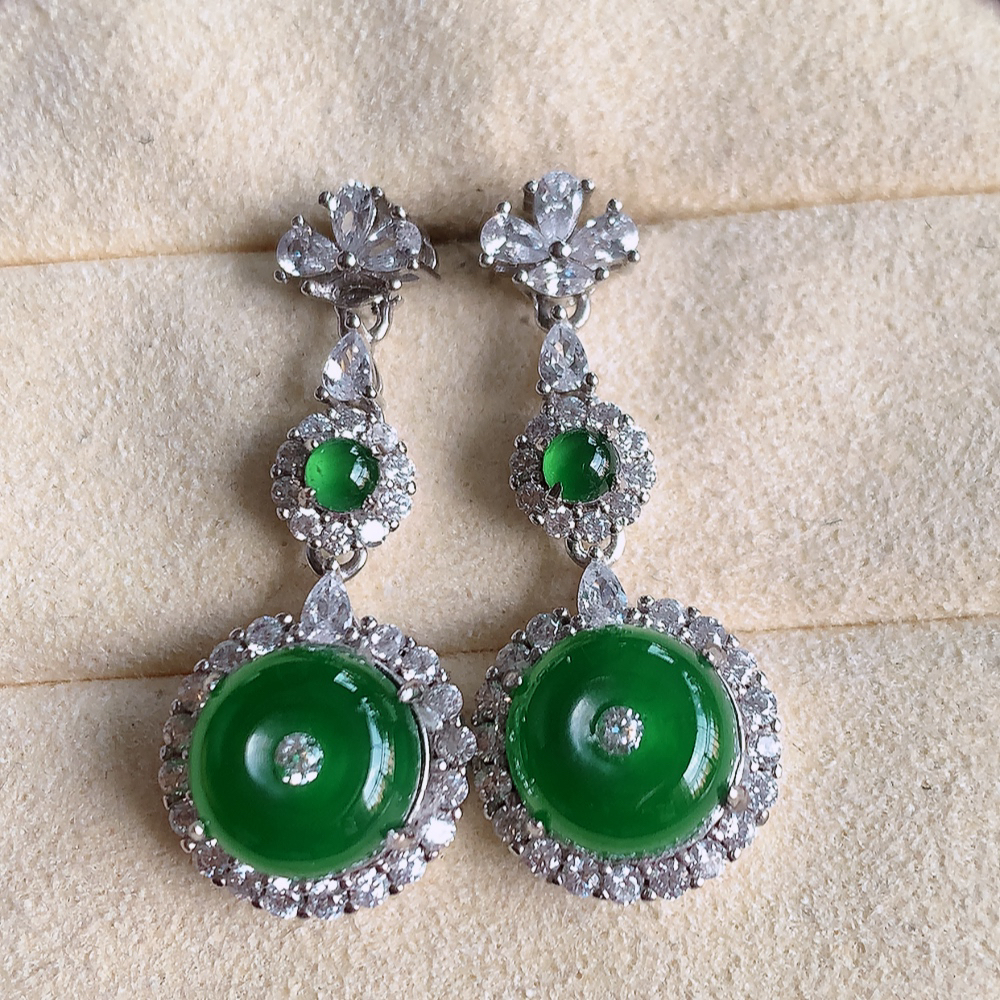 冰满绿翡翠925银镶嵌耳钉，自然光实拍，翠色灵动，颜色漂亮，种老水足，品相佳，佩戴佳品！W481.31  取一整体尺寸：29-12.2-7.3mm  裸石尺寸：8.8mm