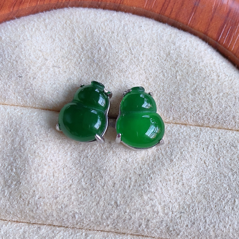 冰满绿翡翠925银镶嵌葫芦耳钉，自然光实拍，翠色灵动，颜色漂亮，种老水足，品相佳，佩戴佳品！W481.31  取一整体尺寸：10-8-4mm  裸石尺寸：10-7.5mm