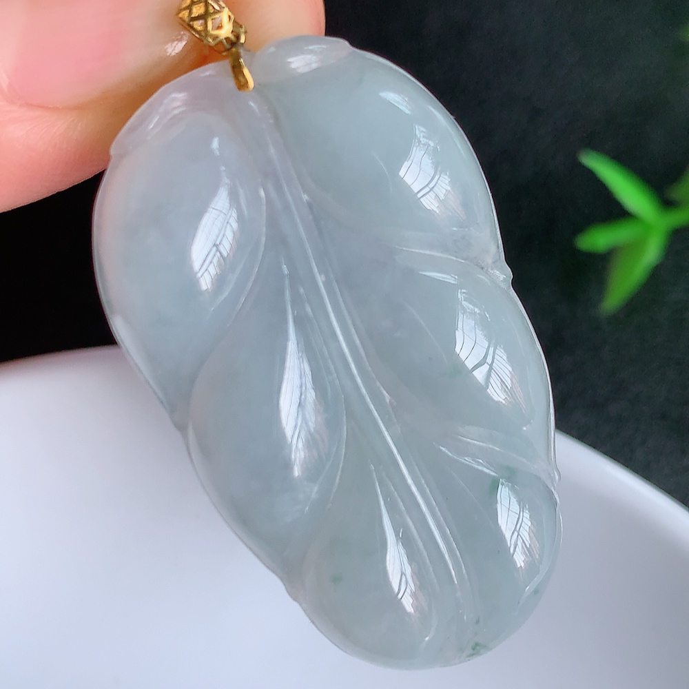 18k金扣冰润金枝玉叶翡翠吊坠  老种起胶感  飘花灵动  寓意“金枝玉叶，大业有成，一夜成名”  饱满大气，水润通透。W49.31  尺寸：39.5-23.8-5.6mm