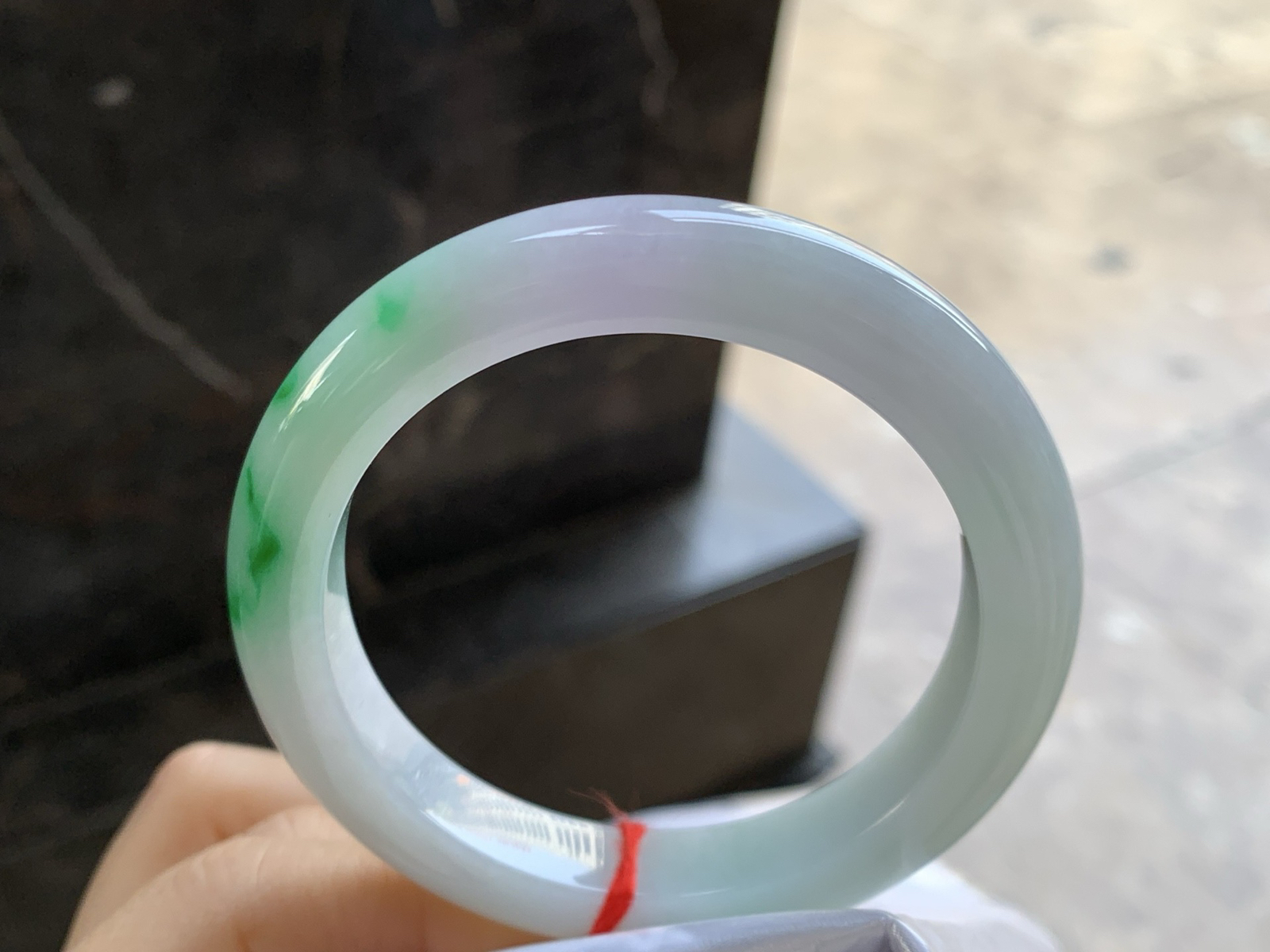 55-10.5-9

带色手镯^_^底子细腻 绿色浓郁