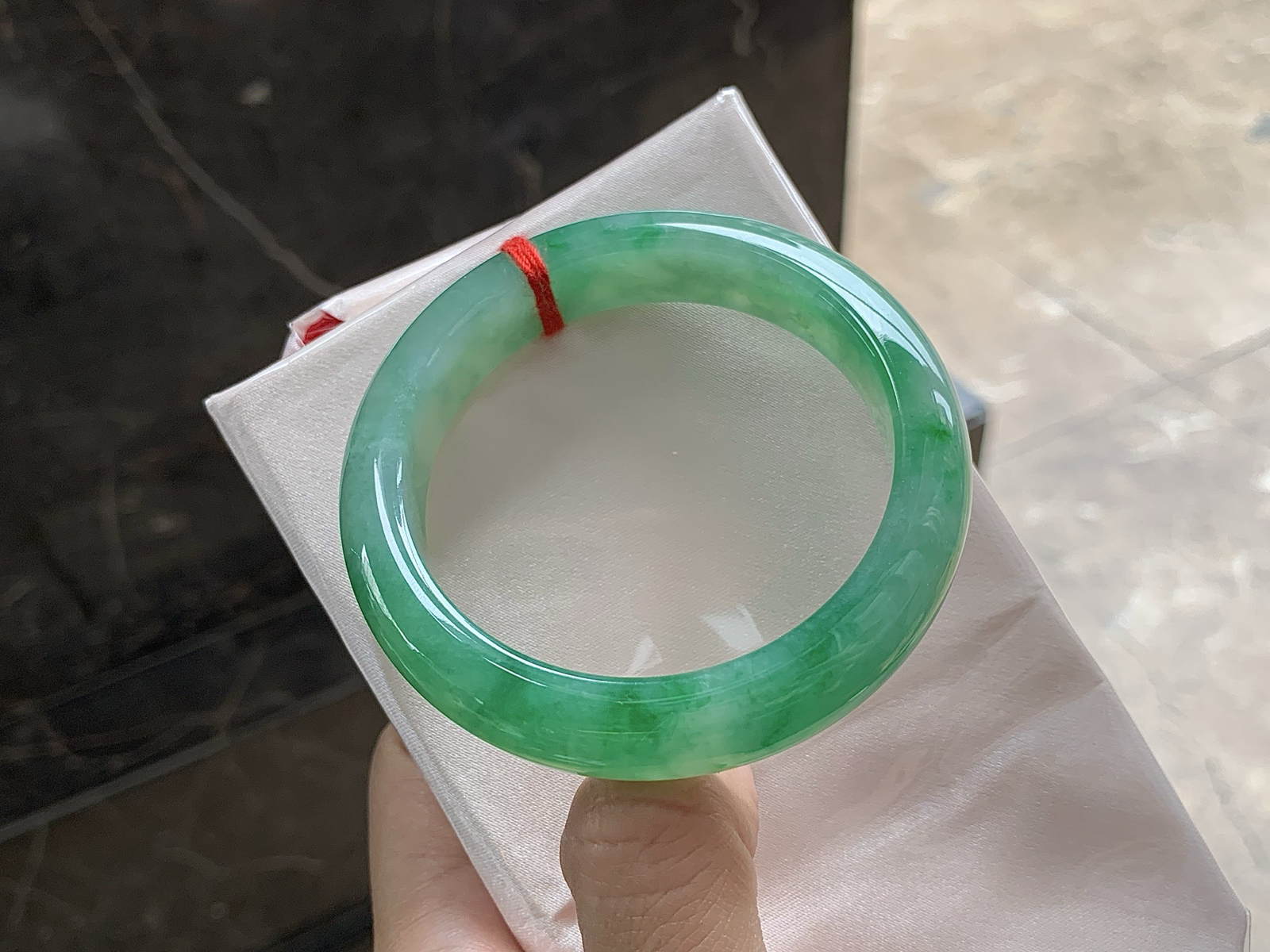 54.5-12.6-8.6

带色手镯^_^ 颜色浓郁～ 细腻清爽