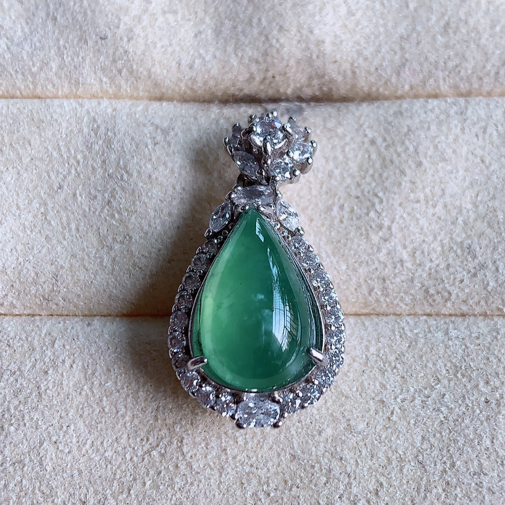 冰水滴翡翠吊坠，款式新颖时尚，日常百搭的款。925银镶嵌  满满的份量感，清新自然 上身效果优雅迷人！性价比超值  W357.31  整体尺寸：25.8-13.2-10mm   裸石尺寸：13.3-8mm