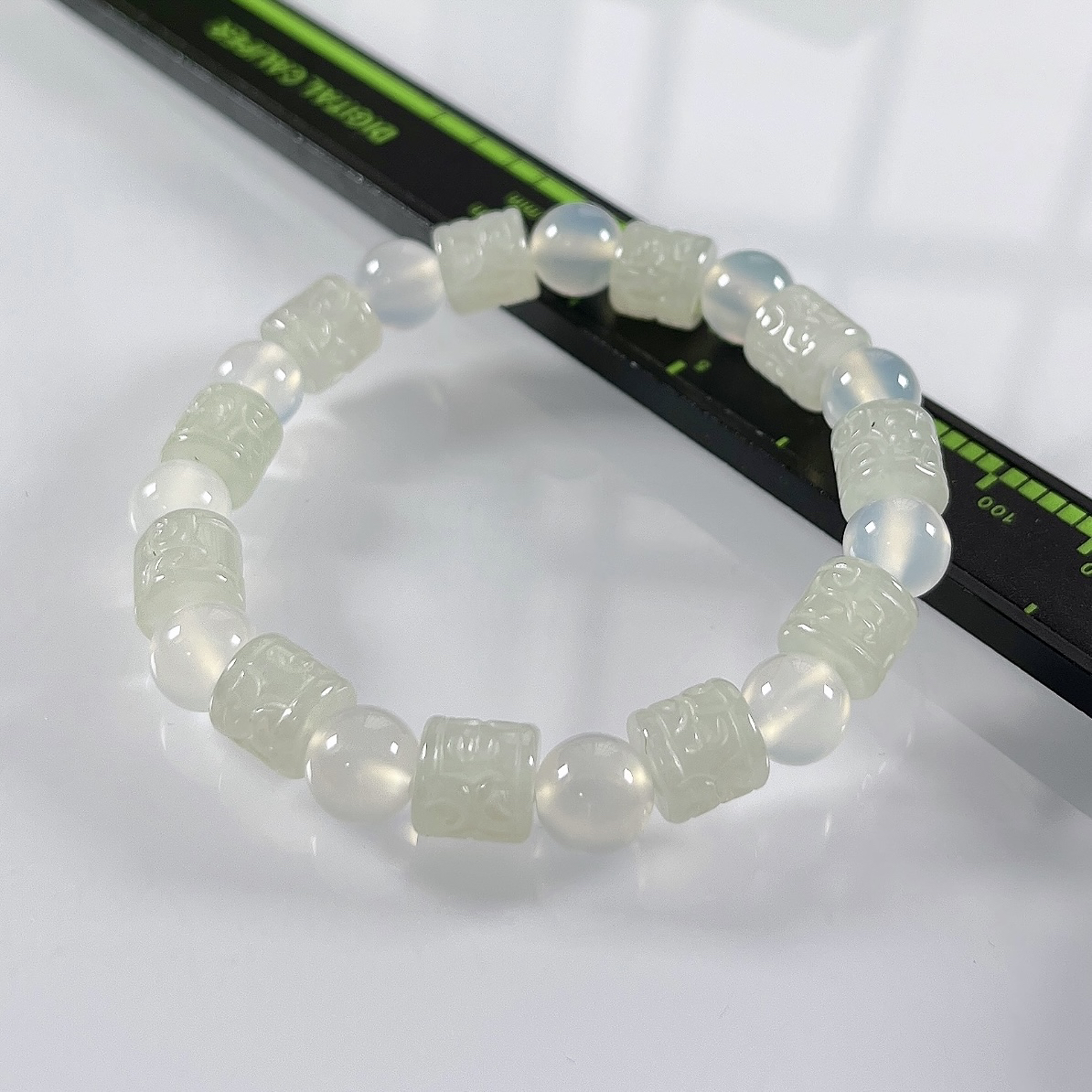 缅甸天然翡翠A货，冰种起胶六字箴言路路通手串手链，尺寸：取一7.8/8.2（直径）mm/11颗，重量22.32g，白珠为玛瑙材质。