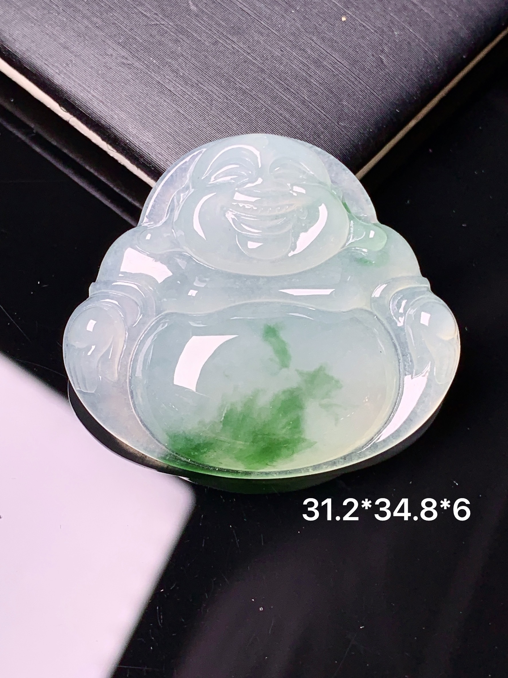 飘绿佛公吊坠 玉质细腻 色泽艳丽清新 水润亮眼 整体尺寸31.2*34.8*6x1